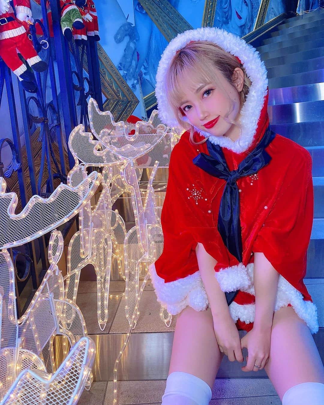 yokoのインスタグラム：「. いよいよ今日で2020年も終わりですね😌 まさかの年末はこの日からの記憶がありません、、😇 今年一年色んなことがあって 全てに全力でやってきて 最後の最後にガス欠した感じ、、😌笑 今年は本当に沢山の方と出会えて 応援して頂いて、 支えて下さったみなさんに 感謝でいっぱいです💍 . 今年は色んな壁があったけど みんなとだから乗り越えてこれました。 私のファンの方達は本当に暖かい方ばかりで 私がみんなを元気にしないといけないのに いつもいつも皆んなに元気を貰ってました。 わたしはまだここで頑張っていきたいって思えるのは みんなのおかげです。 来年ももっともっとパワーアップしていきます！！ それにはみんなの力が必要です！！ 来年も、いやこれからもずっと応援よろしくおねがいします🙇‍♀️ . . . . . . . . . . . . . . . . #サンタ#サンタコス#クリスマス#年末 #エンタメ活動を止めない #アジア一のエンターテインメント #burlesque#burlesque lesquetokyo#バーレスク東京#ダンサー#透明少女#model#hairmake#makeup#love#ootd#fashion#instagood#instalike#instafashion#tokyo#white  #お洒落さんと繋がりたい#カメラ好きな人と繋がりたい#モデル#東京」