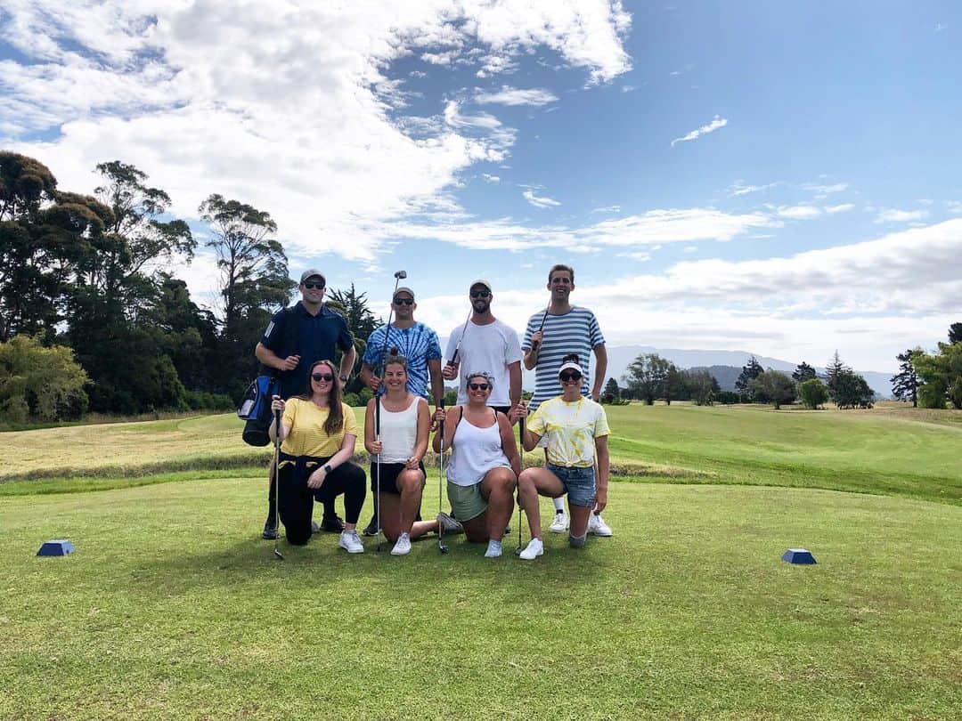 Sophie Pascoeのインスタグラム：「Smashing out the last day of the year on the course with a tee-rific crew! 🏌🏻‍♀️Now time to par-tee in the New Year! 🎉 #nye #golf #summerholidays #goodbye2020」