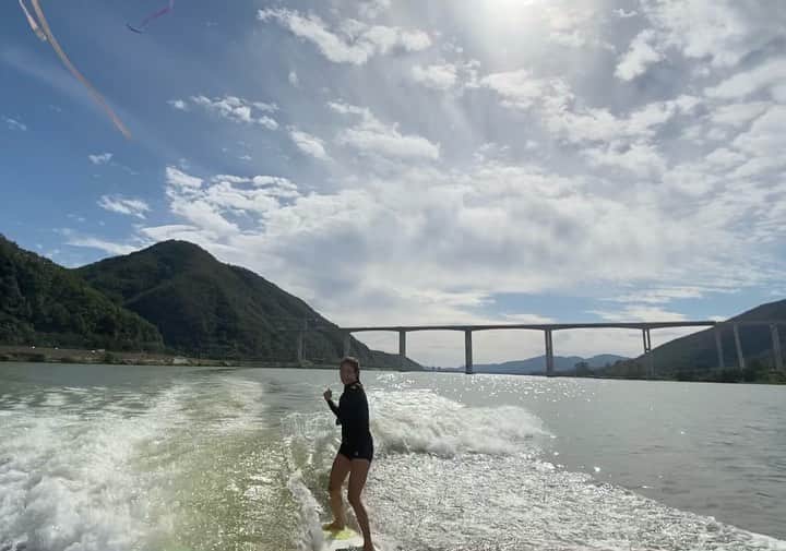 パク・ヒョジュのインスタグラム：「2020년 가장 잘 한일은  #웨이크서핑 배운거지 뭐🌊  이거라도 안했음어쩔..ㅃ 우울한 연말 가장 좋은날 떠올려 추억팔이 하며 서핑할때 제일 많이 웃었네_하고 인스타업로드하며  씩 웃고 이 날 보내기 2020 어서 가버리시게 가는김에 코로나 쟤좀 데꾸가시게 plz 2021 좋은기운으로 힘든파도 따위 훌쩍 넘겨버리고 많이 웃는 일 가득하길🌊🏄🏻‍♀️ #다들부디잘지내시게#보곱소다들 #저날의우리들  #bye2021」
