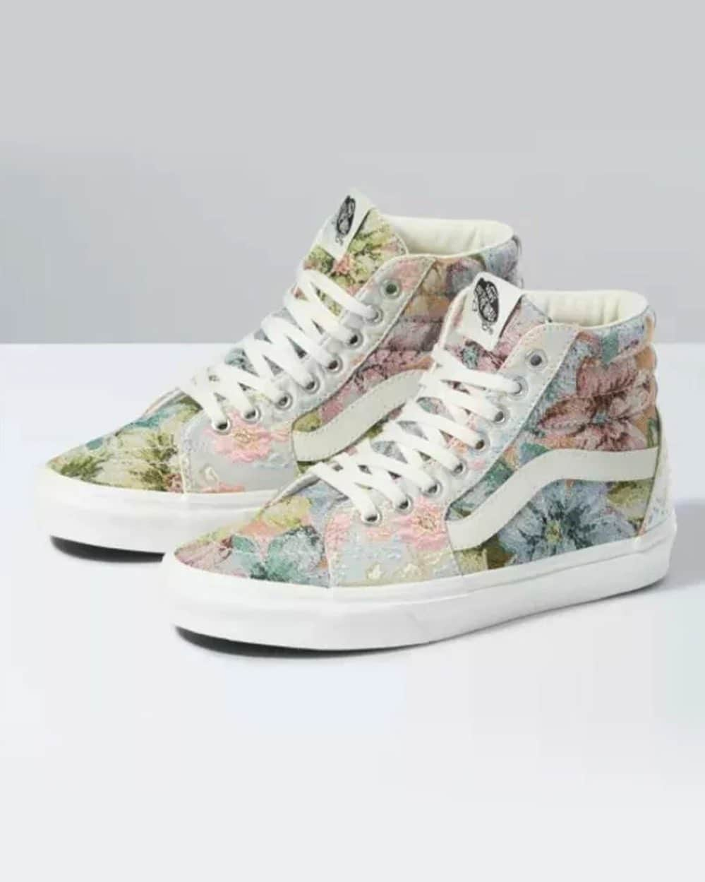 STYLERUNNERさんのインスタグラム写真 - (STYLERUNNERInstagram)「A unique fabrication to make a statement. The Tapestry Sk8-Hi combines the legendary Vans lace-up high top with sturdy textile uppers and an allover floral tapestry print. 🤩💕👟 #stylerunner #sneakers #vans」12月31日 13時44分 - stylerunner