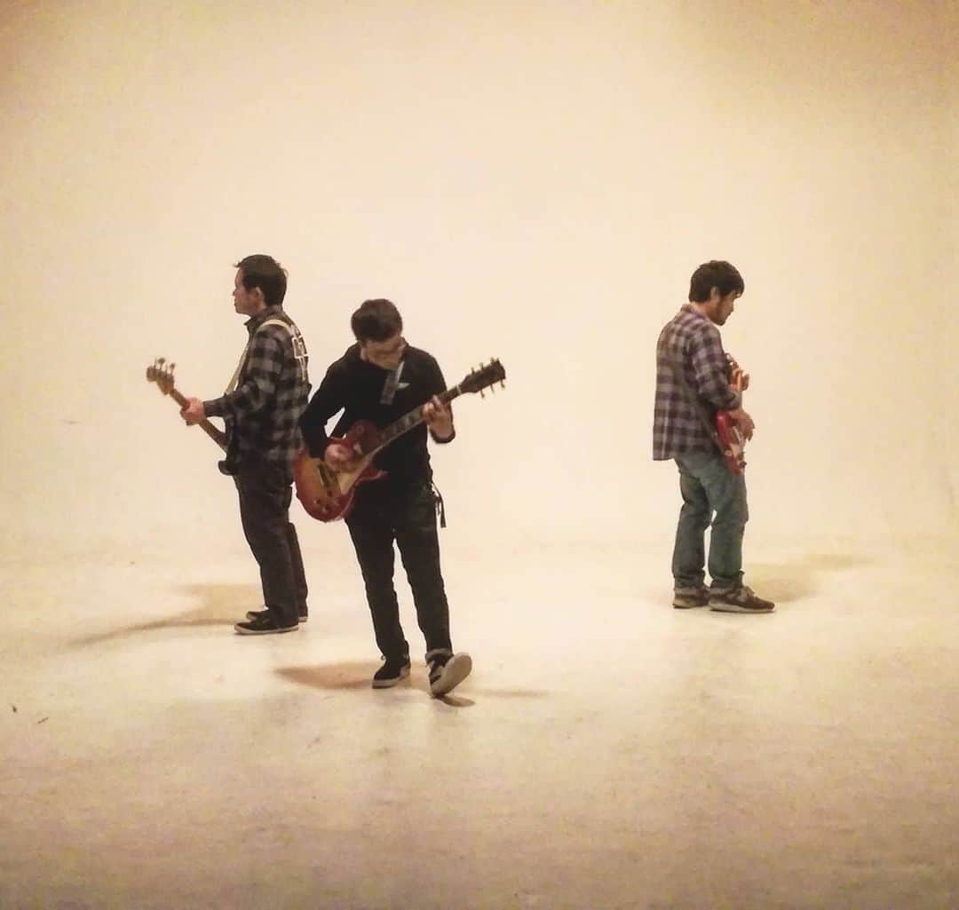 磯部正文のインスタグラム：「年末にスマホの写真整理をするかと色々見ていて Re-By Chance feat. MOROHA(2017年)のMV撮影時のこの感じが今年の世相と近い気がしたのでした  2020年もあと1日 COVID-19の影響は未だに世界の人々の集まりや移動　様々を妨げている 感染の拡がりが収まっていくこと ワクチンなどの予防体制が整っていくこと　 みんなが安心な日々が戻ってきてほしいです 誰もが多々断念したり急速な変化を強いられた1年 きっとそれぞれの経験が糧になっていくでしょう HUSKING BEEとしては11月にフルアルバム「eye」をリリースすることが出来ました リリースツアーはまだ組めていませんが　また各地に音旅に向かう日を楽しみに備えます  今年は会える機会が少なくて残念でした　 それでも数少ないライブや配信で見てくれた皆様　ありがとうございました🤓  よい年をお迎えください」