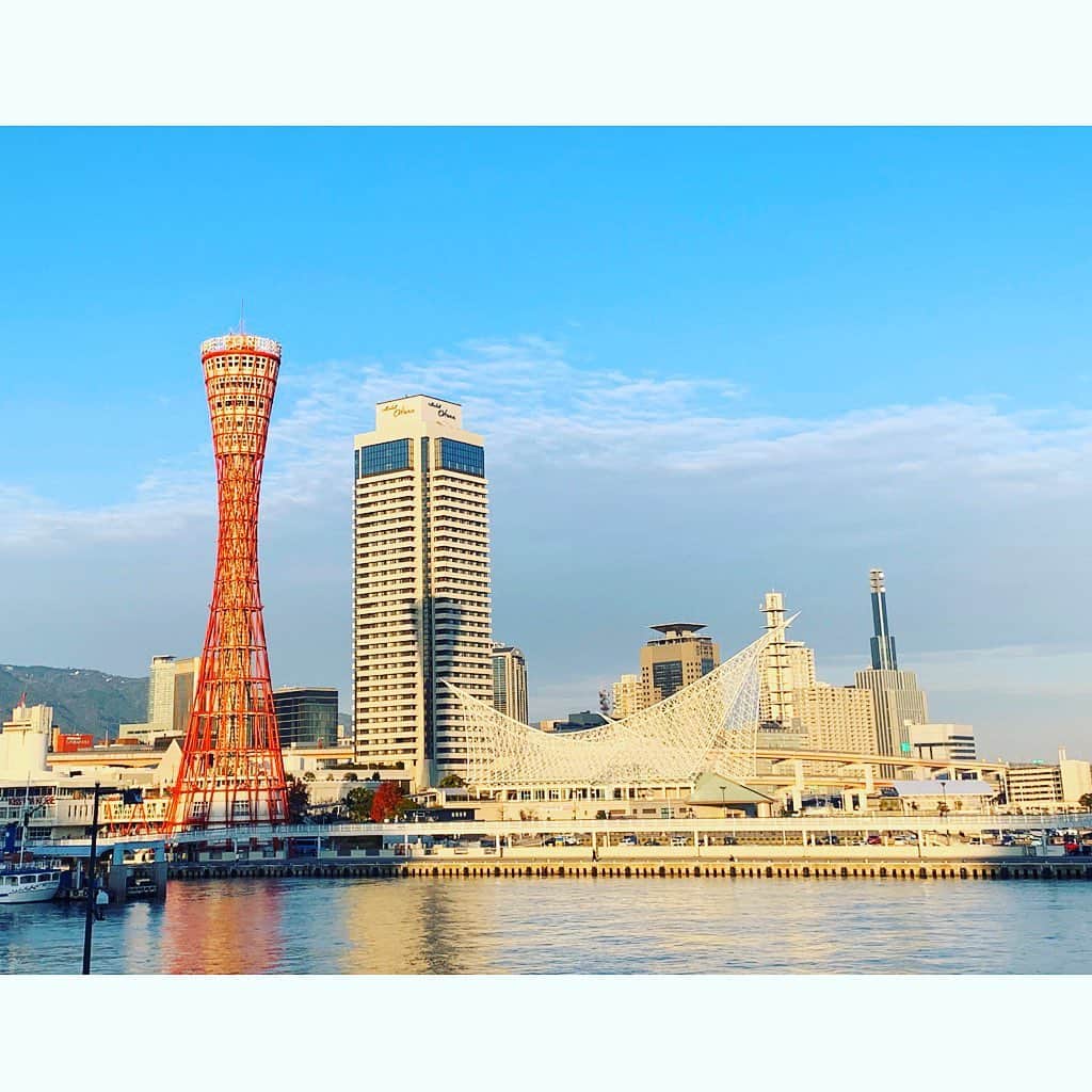 のインスタグラム：「２０２０年🐭 とても濃密な一年でした✨ 目に涙を溜めるほど勇気を出して一歩を踏み出した事から始まり、物事が動きだして色んな事が展開していった感じ🤗 怖いけどワクワクするものって、大きな何かを秘めているのかな😊✨💫✨🌈 この地球🌏という星で、どう生きるのか？ 何をしに？何のため？ そんな事も色んな事が見えてきたりして😌💫🛸💕 やっとスタート地点に立てたような感覚。 本当に『全てはベストなタイミングで采配してくれている』としか感じられないような出来事ばかりで✨✨どんどん加速していきました⤴︎⤴︎⤴︎ 全部、今年起きた出来事なんだけど、1年では収まりきらないような感覚😆 もの凄い変化と成長をさせて貰ったと思います😉 本当にみんなのおかげ💗 私を応援してくださる皆様に感謝です✨ 人との御縁は本当に大切な宝物✨✨ たくさん支えて頂き導いて頂き、今の自分が存在する。本当に深いつながりのある大切な出会いがたくさんあって、同じような意識、価値観でとても居心地のいい家族のように感じる人たちばかり🥺💖みんな大好き、大切な人たち💖 出会ってくれて、ありがとう💚💛❤️ 来年も、またよろしくお願い致します🙇‍♀️💖  #２０２０#感謝#ありがとう#満月#fun#good#friend#happy#love#happiness#good#smile#Kobe#japan」