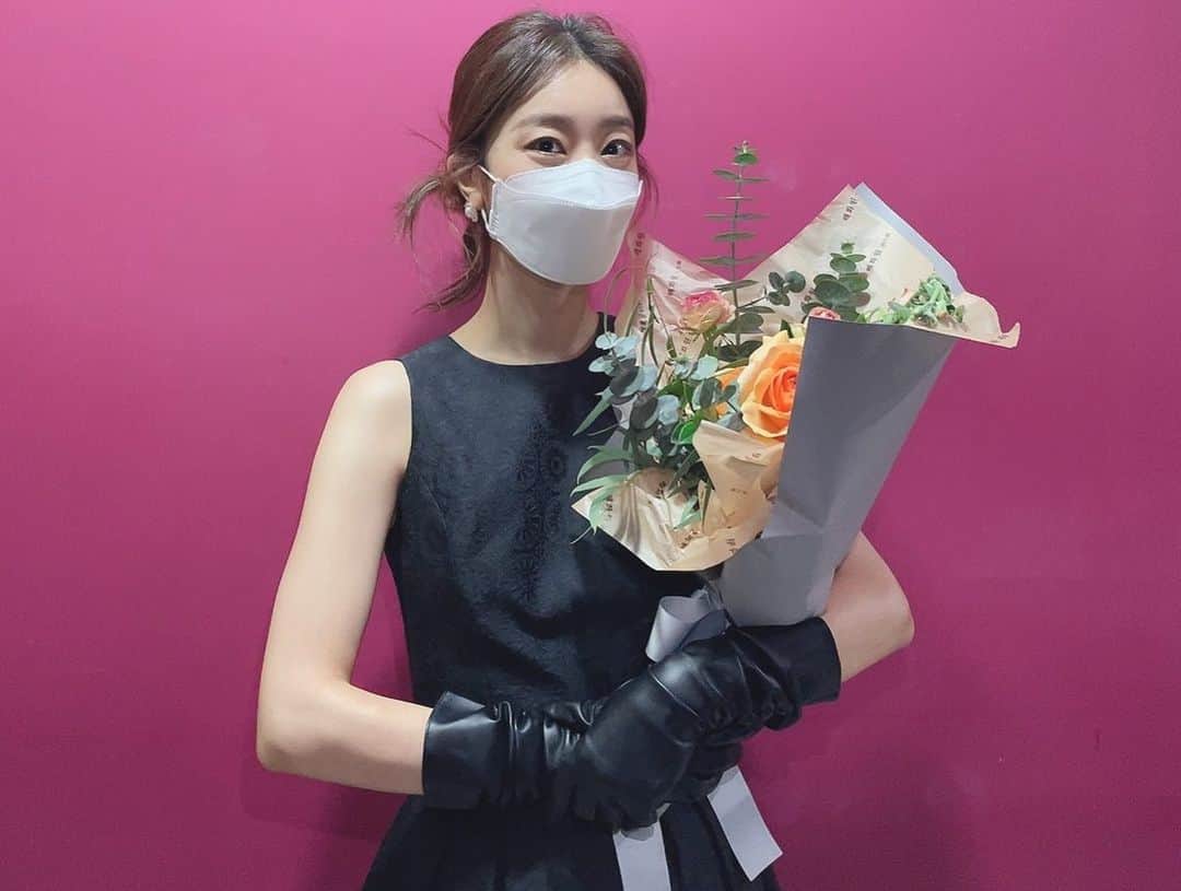 ソジン のインスタグラム：「좋은 사람들과 함께 일하며 작품마다 좋은 선배님들 동료들로부터 배움 많은 한해였습니다. 이렇게 신인상 후보에 오른것도 어리둥절하고 감사했어요.  새해에는 더 좋은 모습을 보여드리겠다 다짐하며 감사한 2020년을 마무리 합니다. 연기함을 즐겁게 여기고 사랑하는 마음 잃지않도록 소중히 가지고 새해를 맞이할거에요. 다들 건강 잘 지키시고 더 나은 새해 되기를 기도합니다.  새해 복 많이 받으세요. 다들 사랑하고 감사합니다🌷 으쌰♥️」