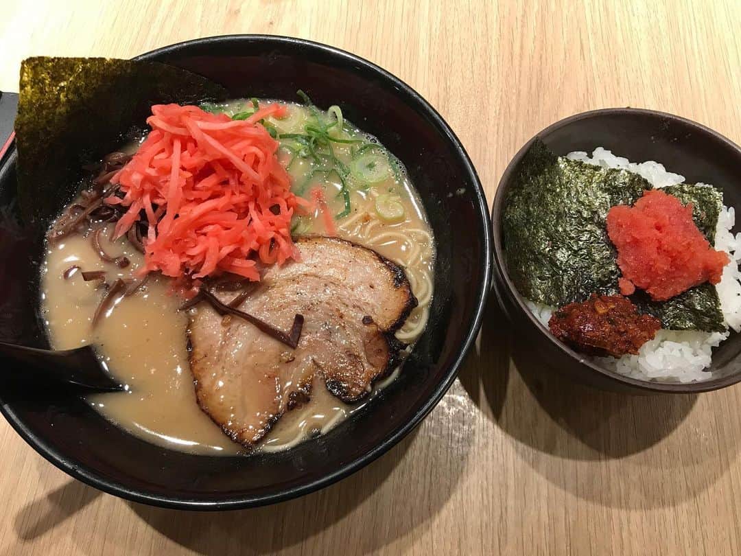 ジンソクのインスタグラム：「백만년만인가?? 1000000年ぶりのラーメン」