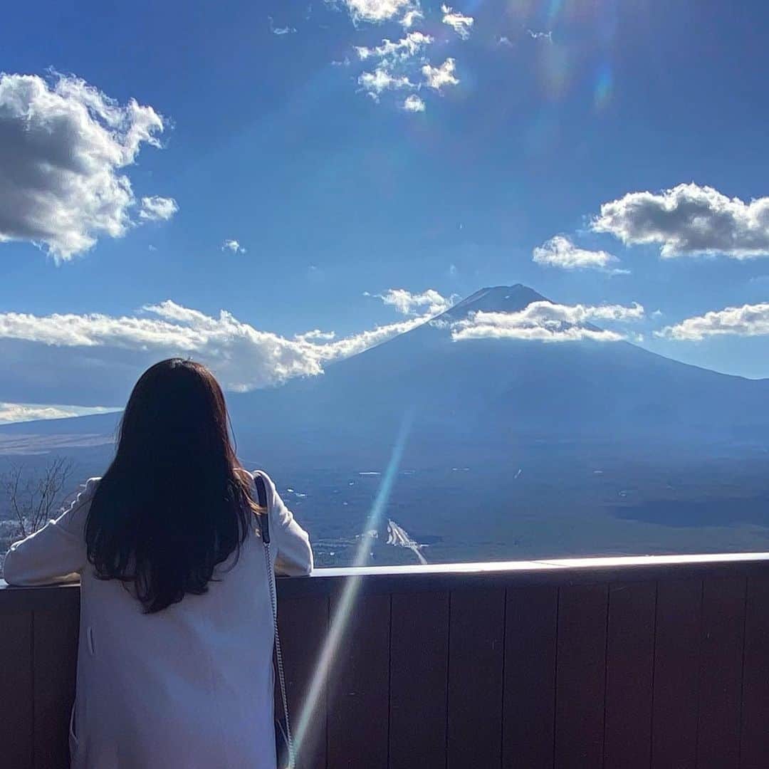 阿部智帆のインスタグラム：「🗻✨ 今年も世話になりました。  世界も、個人的にも大変化だった１年。 止まってしまったように感じる世界の中で なぜか、これまでにないほど多くの方と出逢えた年でした😳  そのどれもが、とても温かく愛に溢れた場所で 心はもう、ほっかほか🥰💗  会えないからこそ 今まで出逢ってくれた方々・場所へも どうしてるかなぁ、元気かなぁ、あの時ありがたかったなぁと想う時間も増えました😌 一緒にいた時以上に、感謝と大好きが溢れてる🤣💕笑  ご時世的に大変なこともあるけれど 不思議と、心満たされる１年になりました😊 . . 全てが、当たり前ではないという事を改めて実感し 人との繋がり・ご縁の尊さを感じています。  来年は 会いたい時に、会いたい人に会い 気兼ねなく笑い合える日々が 少しずつでも増えていく事を願っています💫  みなさま、どうかお身体を大切に。 良いお年をお迎えください💕」
