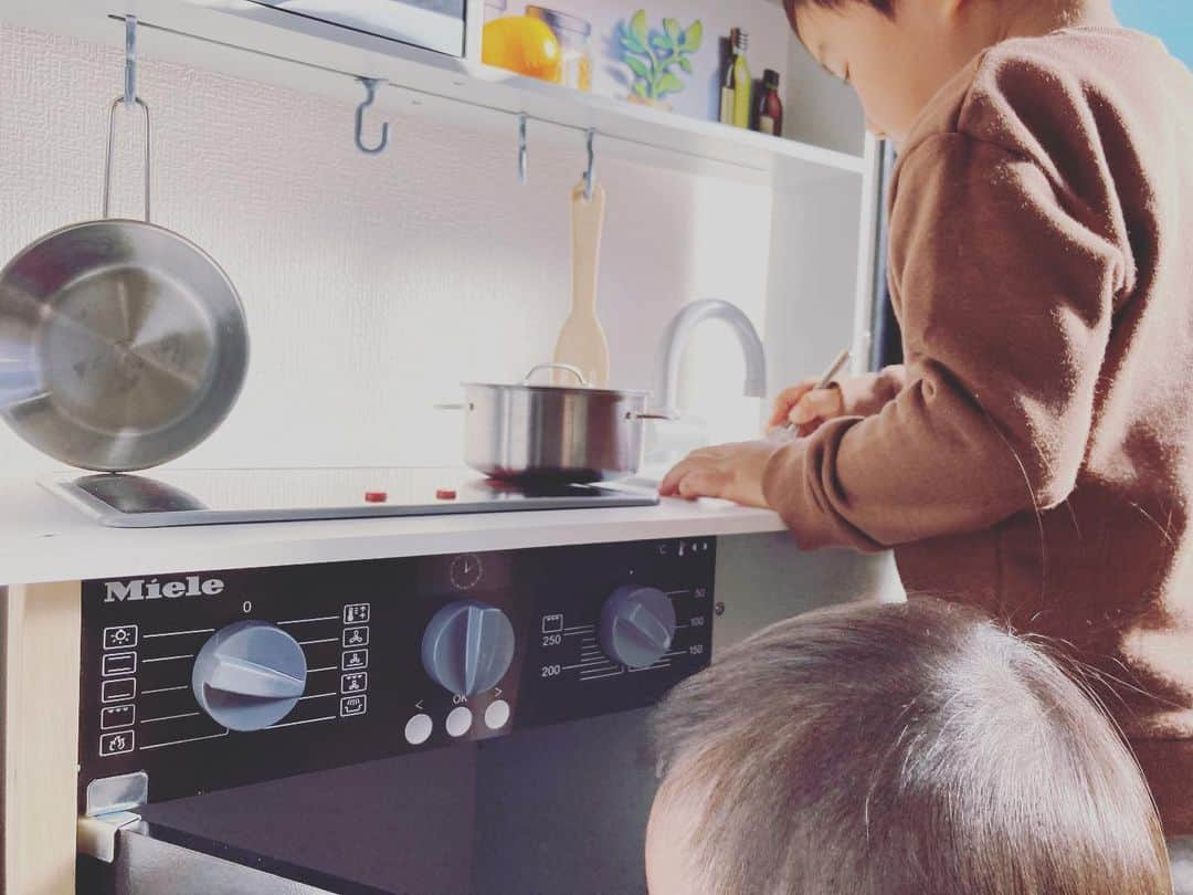 Dresscodeのインスタグラム：「サンタさんから子供たちに届いた#miele  のキッチン🍳  いいなぁ〜」