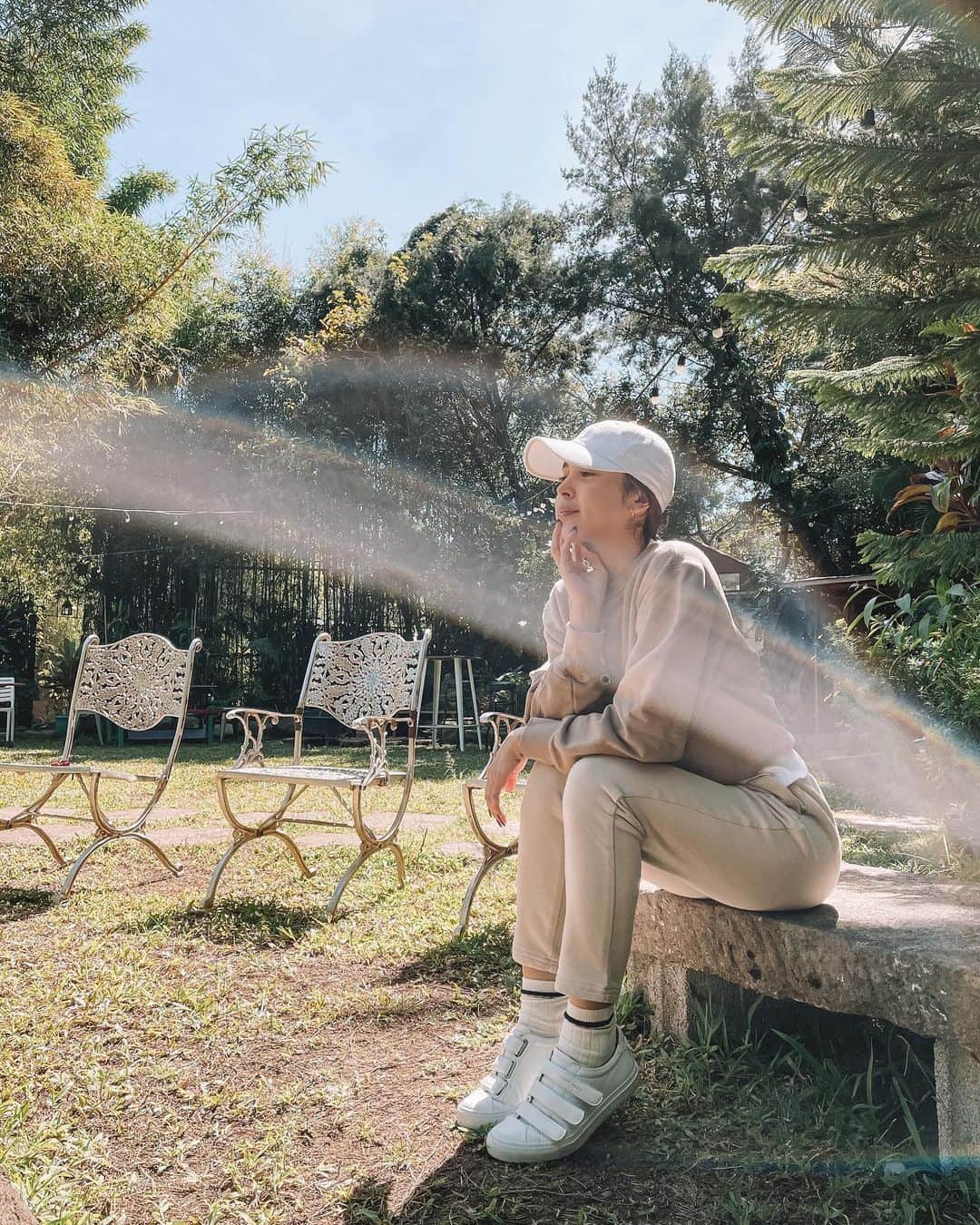 ジュリア バレットのインスタグラム：「Cozy in my @penshoppe sweat pants!! Also ITS THE LAST DAY!!!   Head on over to https://bit.ly/ClubPenGiftPicks Save Php 200 when you use my promo code: JULIA before you check out. Promo code is valid until December 31, with minimum purchase of Php 1,200 on www.penshoppe.com #PenshoppeHolidayGiftPicksByJulia」
