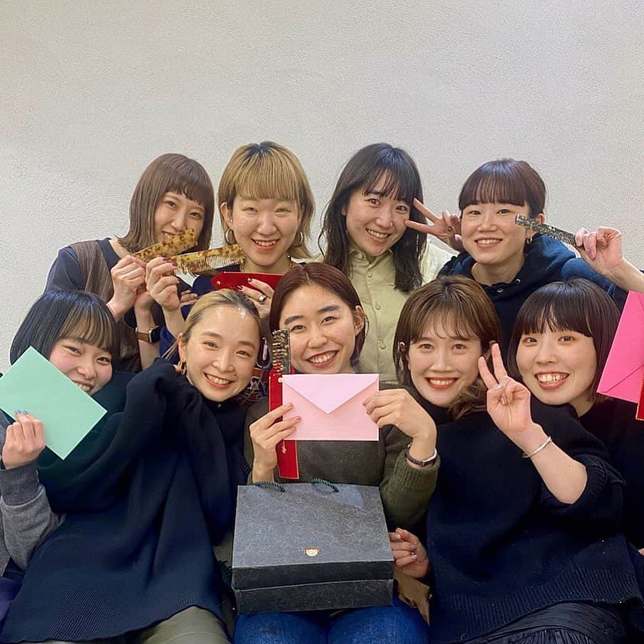 野々口祐子のインスタグラム：「2020年仕事納めしました✂️ 最後までたくさんの方にご来店していただき ありがとうございました。  今年は立ち止まり考え、お店としても個人としても 前進出来た年でした。  改めて今の環境とまわりにいる人達への感謝、 そして今出来ることを楽しくやることを シンプルに考えれた一年でした。  来年も人生豊かになるように 楽しんで前進してまいります。 よろしくお願いします！  #syan_tokyo」
