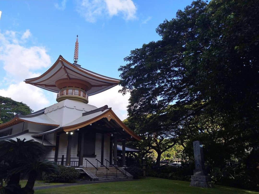 Honolulu Myohoji Missionさんのインスタグラム写真 - (Honolulu Myohoji MissionInstagram)「⛩ New year blessing at Honolulu Myohoji   Honolulu Myohoji will be welcoming people by appointment for private New Year’s blessings. We will open the temple from January 1st to 3rd for the people who have appointments with us. Please contact us for appointments prior to visiting the temple. 📞 808-524-7790 The blessing will take fifteen minutes and the attendance is limited to two. All participants are required to wear a face mask.  Please let us know if you have questions.  ————————- Honolulu Myohoji YouTube channel is available now!  On our YouTube channel, you can see - Rev. Yamamura’s talk, - Past events of Honolulu Myohoji, and - Some nice Hawaii weather from Honolulu Myohoji. ————————- * * * * #ハワイ #ハワイ好きな人と繋がりたい  #ハワイだいすき #ハワイ好き #ハワイに恋して #ハワイ大好き #ハワイ生活 #ハワイ行きたい #ハワイ暮らし #オアフ島 #ホノルル妙法寺 #思い出　#honolulumyohoji #honolulumyohojimission #御朱印女子 #開運 #穴場 #パワースポット #hawaii #hawaiilife #hawaiian #luckywelivehawaii #hawaiiliving #hawaiistyle #hawaiivacation」12月31日 14時09分 - honolulumyohoji