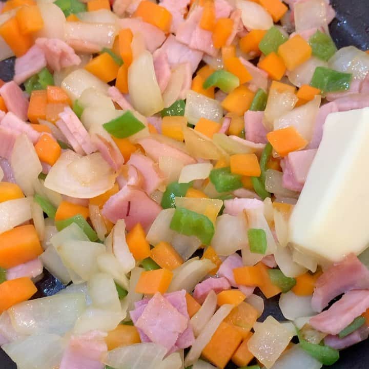 中澤裕子のインスタグラム：「🥕🫑🧅  大晦日といっても いつもと変わらず３食作る。 お昼ごはん食べさせて 片付けたらもう夕食の準備。 大人は年越し蕎麦で 充分なんだけど、子ども達は そうはいかないねー🤣  #さてお昼ごはんは何にしたでしょうか」