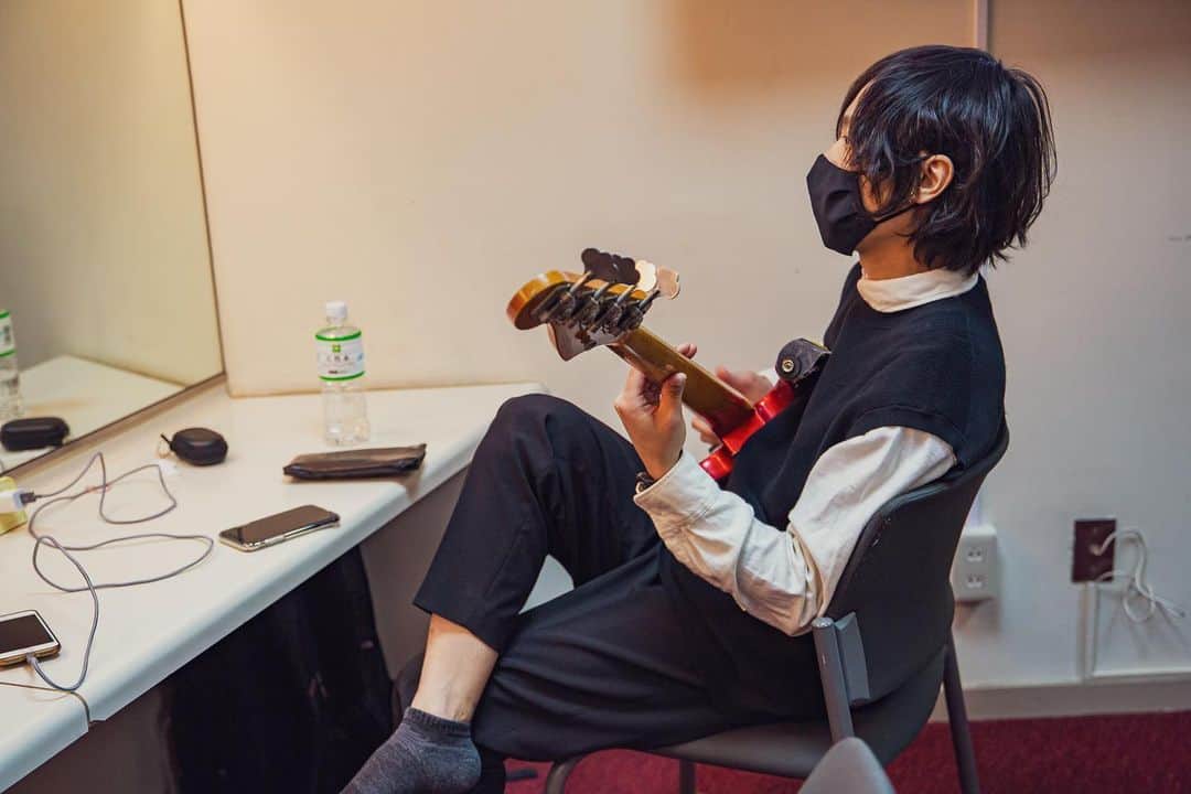 のインスタグラム：「. 年末めちゃくちゃリラックスしております。(やる事はやってます、多分)  根が怠け者で家に居るのが得意なのですが、流石にもっと活動したかった一年でした。 応援してくれている皆さんにもあまり会えなかった。  そういえば個人的に音楽以外にもラジオやYouTube、Netflixなど色々楽しみをみつけた一年でした。 これは今年の良いところ。  みなさんお疲れ様でした。 休める時に休んどこ。  来年はもっと命を燃やすように活動的になりたいです。  良いお年を！  友達とゲームしながら年越しじゃーい！  photo by 雷 -------------------------  今年好きな音楽↓ C3/Base Ball Bear REVIEW Ⅱ/GLAY Healer/Grouplove つぎの蕾/HELLO,SADNESS さよならマクレガー/さわおとまり BBHF1 -南下する青年- /BBHF 人間/SHISHAMO  Quadrophenia/The Who」