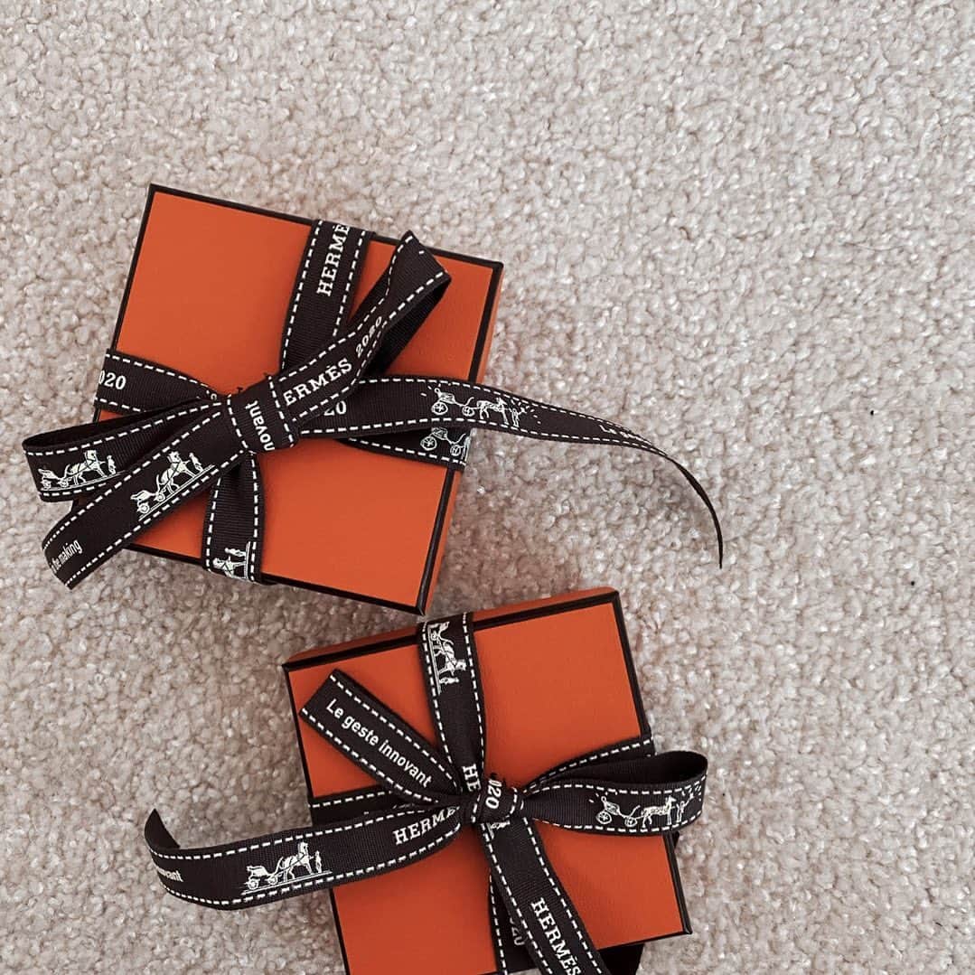 urakoのインスタグラム：「. 🍊🍊 . 毎年変わる HERMESのリボン . 2020年のリボンも 可愛かったな🧡 . . 来年も楽しみ🐴🧡 . . #HERMES #orangebox」