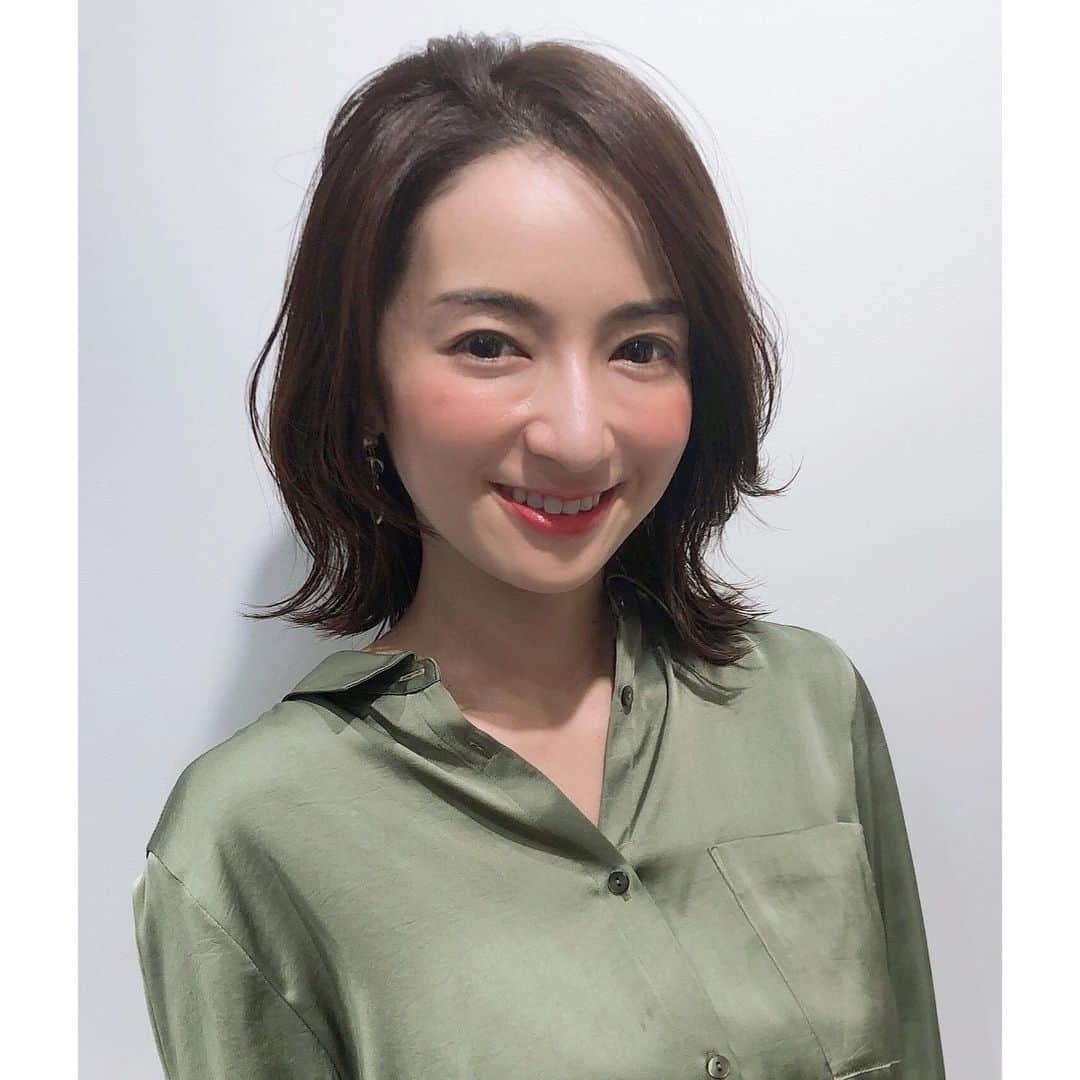 Mayuko Watanabe 渡辺真由子さんのインスタグラム写真 - (Mayuko Watanabe 渡辺真由子Instagram)「年納めに新しくなったDAMIA に行きました♬︎♡ 恵比寿徒歩2分に移転し、お店は一人一人仕切りがあって半個室なのも今のご時世、そして今後プライベート空間としても有難い🥰♡ いつもの @sasakijunichi さんにお願いし、少し暗めの色にして、トリートメントとカットで大人ボブにして頂きました(  ˊᵕˋ )♡ ・ この日のメイクは、 @osaji__ のフェイスカラーとリップスティック、リップグロス♡ とにかく発色が良いのが特徴💕 シンプルなパッケージデザインも個人的に好き😄✨ 長ーく使えるのに今年らしさを加えているカラーもとってもおすすめです☺️ ・ あっという間に2020年も終わりますね！ コロナもあり、私にとっては妊婦期間、出産もあったので激動の一年でした！ 来年も2人育児を頑張りつつ、毎日楽しみたいと思いますので引き続きよろしくお願いします🥰✨ #メイク好きさんと繋がりたい#osaji#osajiリップ#大人ボブ#ボブ#ボブアレンジ#ママヘア #mama#ママ#出産#新生児#子育て中#男の子ママ#二児ママ#カジュアルコーデ#ママコーデ#授乳コーデ#令和2年ベビー#5月生まれ#生後7ヶ月#生後7ヶ月男の子」12月31日 14時10分 - watanabe_mayuko