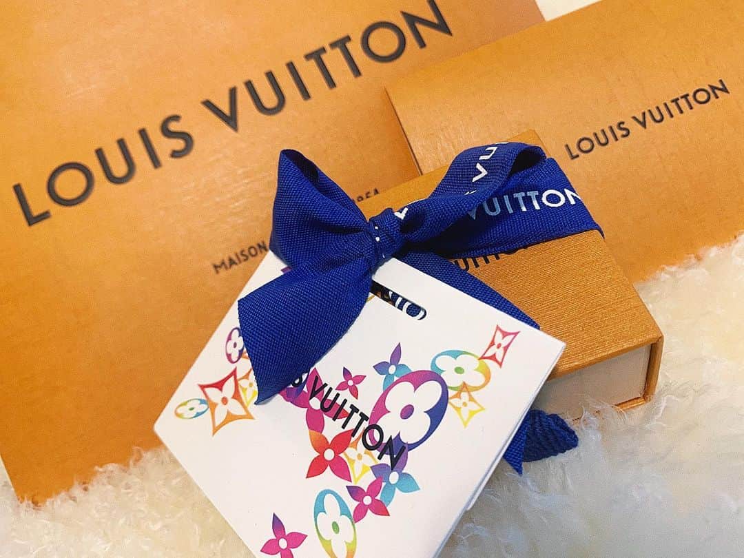 みたんのインスタグラム：「LV🥂🍾🎁 @louisvuitton」