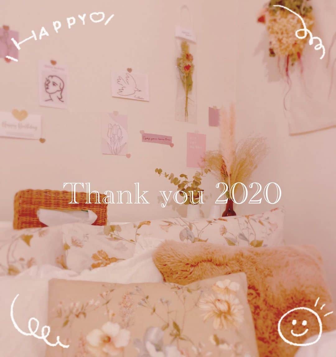 近野成美のインスタグラム：「お部屋の大掃除無事終わったー🧹🥰 2020年お世話になりました☺︎  今年はみんなが大変な1年だったと思います。同時に色んな事に感謝を感じた年でもありました🙏✨ 来年は皆さんの笑顔がたくさん溢れる年になりますように💐良いお年を〜🧸❤️  #大晦日 #お部屋 #大掃除 #ドライフラワー #韓国インテリア #2020 #ありがとう #안녕」