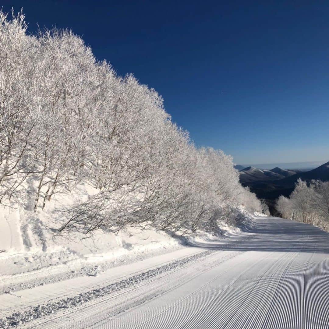 星野リゾート　トマムさんのインスタグラム写真 - (星野リゾート　トマムInstagram)「‪Today’s Hoshino Resorts TOMAMU ‬ ‪気温−20℃、晴れ。スキー、スノーボードには最高の一日になりました。スキー場では本日よりアドベンチャーマウンテンがオープンしました。滑り納めに最高の一日となりました。  みなさま、よいお年をお迎えください。  Temperature -20 ℃, sunny.  Great day for skiing and snowboarding!  The Adventure Mountain has opened at the ski area today.  Thank you all for this year.  #HoshinoResorts #星野リゾート #tomamu #hoshinoresortstomamu #星野リゾートトマム #トマム #risonaretomamu #リゾナーレトマム #risonare #リゾナーレ #北海道旅行 #星野集團 #Hokkaidotrip」12月31日 14時16分 - hoshinoresorts_tomamu
