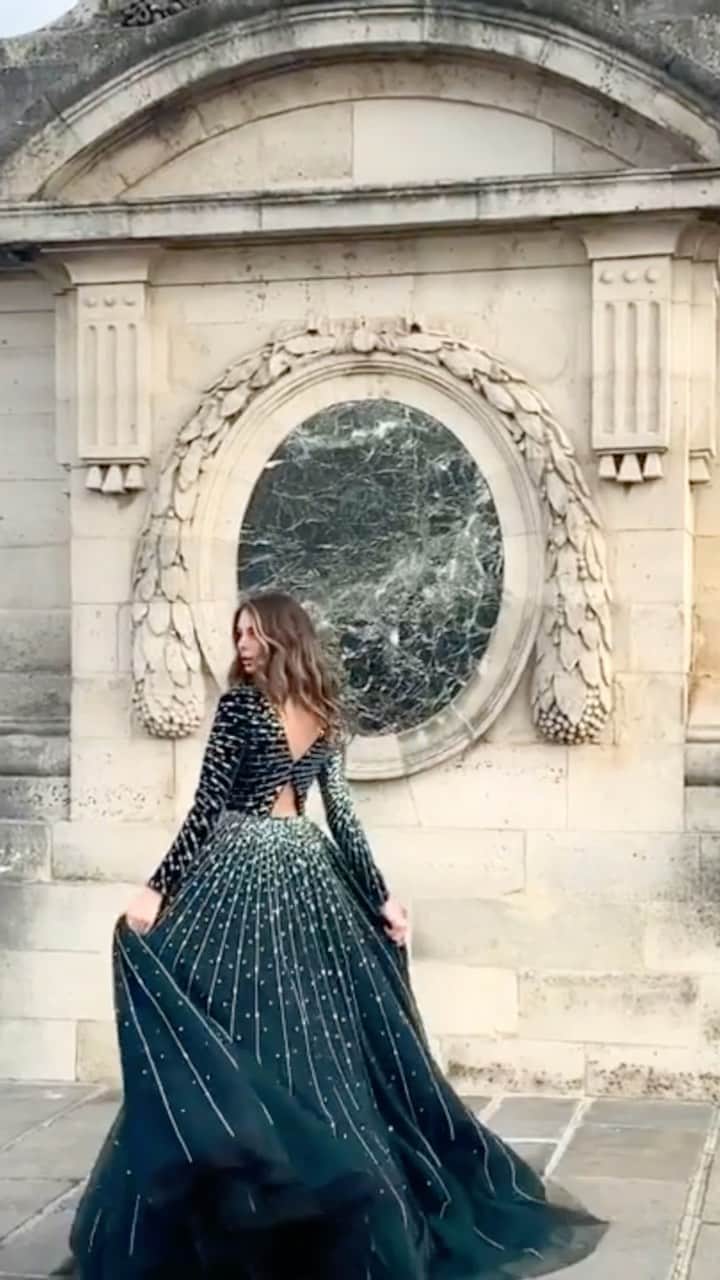 Monique Lhuillierのインスタグラム：「What a year!  I am grateful for all the extra time spent with family & friends. Feeling blessed as we head into the new year! Thank you to my team that worked extra hard through all of the challenges thrown our way. Wishing everyone strength, health &  joy! xM 💫💫 #moniquelhuillier」