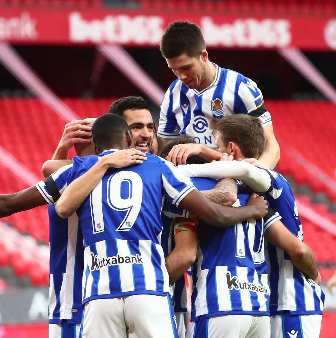 のインスタグラム：「What a way to finish of a year, with a derbywin! Happy new year everyone, and see you 2021! 🔵⚪️🎉🎊   Qué manera de terminar un año ganando un derbi!  Feliz año nuevo a todos y nos vemos 2021 🔵⚪️🎉🎊」