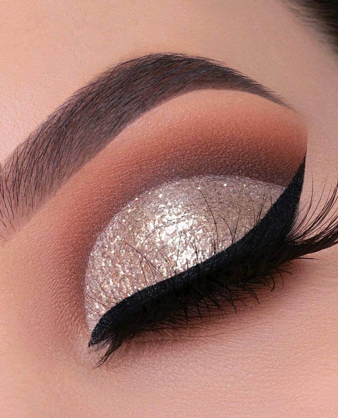 the Balmさんのインスタグラム写真 - (the BalmInstagram)「@anknook used our new Balm and the Beautiful palette with Schwing and Mary-Lou to create this FAB NYE look 🔥 check out her YT channel on how to create this festive eye look 😘  #thebalm #thebalmcosmetics #eyeliner #makeuptutorial #glam #beauty」1月1日 1時16分 - thebalm