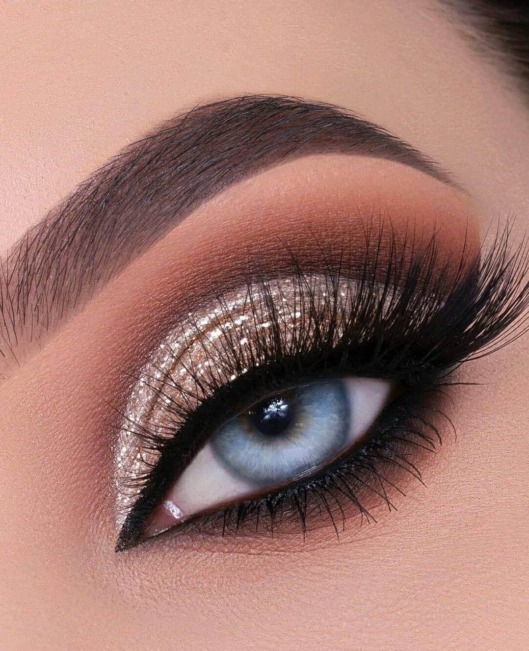 the Balmさんのインスタグラム写真 - (the BalmInstagram)「@anknook used our new Balm and the Beautiful palette with Schwing and Mary-Lou to create this FAB NYE look 🔥 check out her YT channel on how to create this festive eye look 😘  #thebalm #thebalmcosmetics #eyeliner #makeuptutorial #glam #beauty」1月1日 1時16分 - thebalm