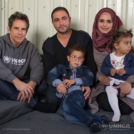 ベン・スティラーさんのインスタグラム写真 - (ベン・スティラーInstagram)「Refugees are some of the strongest people I’ve ever met. They have faced seemingly insurmountable obstacles but have persevered and continue to smile through it all.   But in a year where everyone has struggled to stay healthy and safe, refugees’ strength is being put to the test. From preventing the spread of COVID-19 in overcrowded living situations to keeping their children warm as temperatures drop below freezing, refugees are being challenged over and over again.   Join me in helping refugees stay warm this winter by donating to @USAforUNHCR using the link in my bio.」1月1日 1時08分 - benstiller