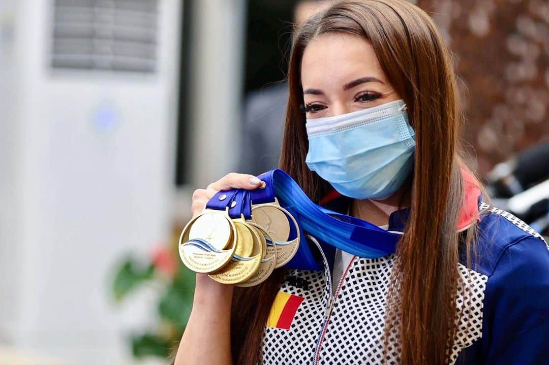 ラリサ・ヨルダケのインスタグラム：「Cam asa arata 2020 pentru mine...  Inainte de toate am invatat cum sa port masca, sa ma obisnuiesc cu ea si apoi sa zambesc chiar daca nimeni nu vede. Acelasi lucru am facut si pentru a obtine medaliile de mult asteptate... am invatat cum sa accept , sa tac si sa ma ridic chiar daca nimeni nu credea.  Cu masca, fara masca zambetul trebuie sa ramana pe buzele noatre pentru ca in anul ce urmeaza sa-l facem un zambet magic care sa ne ofere incredere si multa putere pentru noile provocari ce urmeaza sa le intalnim.  Asa ca hai cu anul nou!  Va doresc ca toate rautatile , grijile si gandurile negative sa le lasati in 2020 si sa pasiti in noul an cu determinarea necesara de a depasi orice problema. Sa fiti fericiti in noul an!  La multi ani!✨💜」