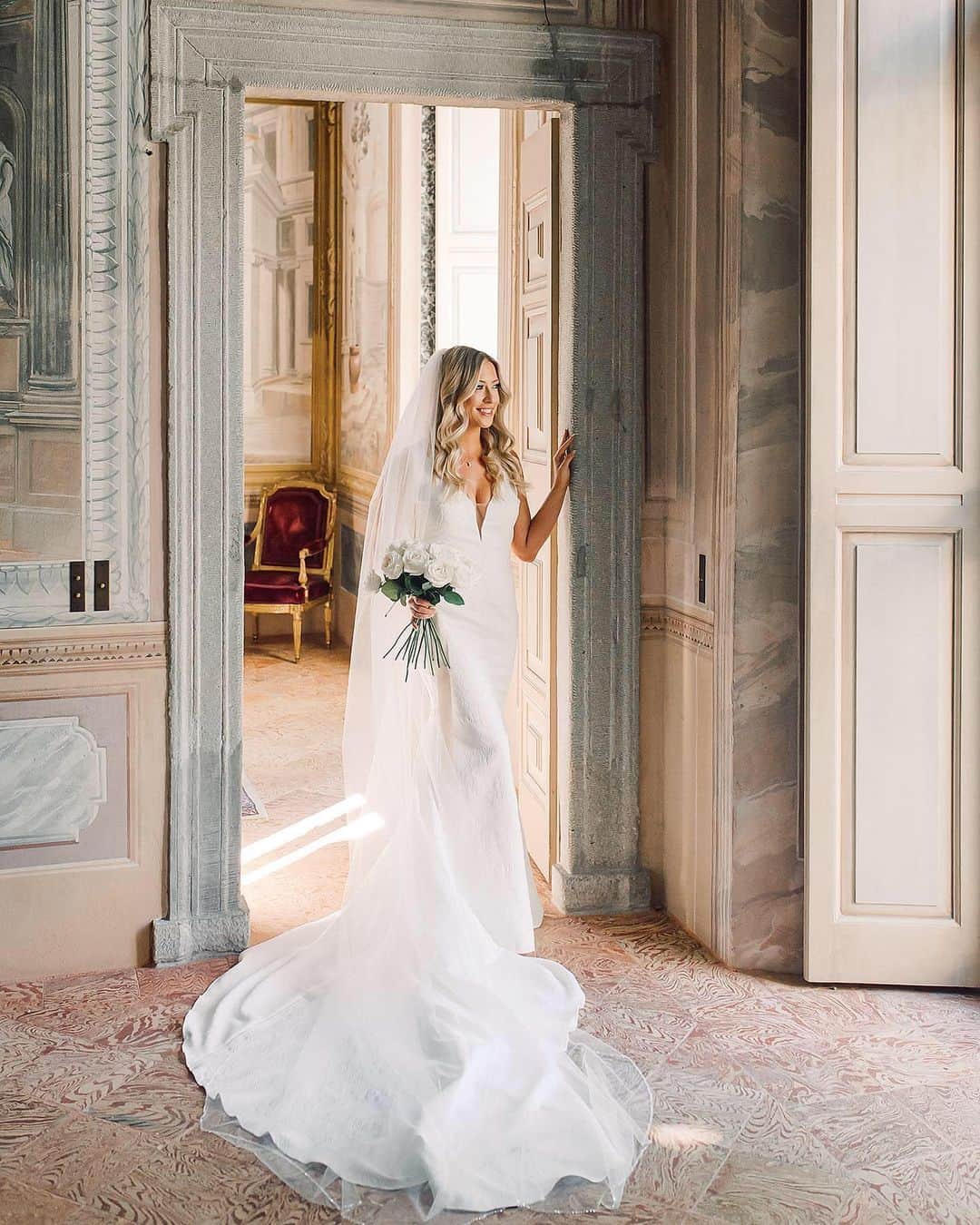 Pronoviasさんのインスタグラム写真 - (PronoviasInstagram)「To all #PronoviasBrides around the world: thank you for sharing with us your magic and showing us that #LoveConquersAll. Our biggest wish for 2021 is to keep dressing your dreams✨ You will always be our #BestOf2020.   Tag a #2020Bride in the comments. Let’s spread the Love. ❤️」1月1日 1時08分 - pronovias