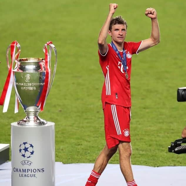 トーマス・ミュラーさんのインスタグラム写真 - (トーマス・ミュラーInstagram)「My highlight of the year: @championsleague winner with @fcbayern. 🏆😁 What was your personal highlight of #2020?  I wish you a healthy and great #2021 🍀👍🏼 #silvester #newyear #happynewyear #together #packmas2021」1月1日 1時10分 - esmuellert