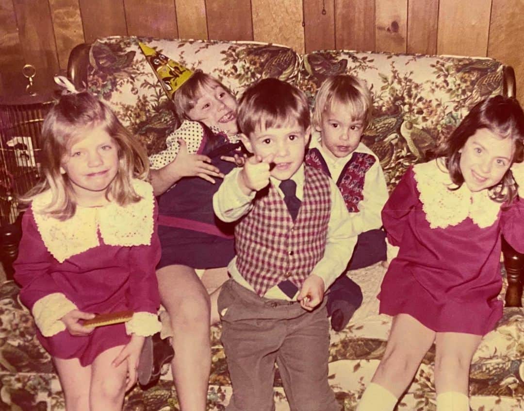 ケヴィン・スミスのインスタグラム：「HAPPY NEW YEAR FROM 1975! Four year old @thatkevinsmith (center) wishes YOU (as you can tell by his unmissable pointing at the camera) an incredible 2021! After an abysmal 2020, let’s not only hope for a better year - let’s all do our best to help make shit a little easier on somebody else. Kind words and encouragement cost nothing, so that’s a good place to start. Helping monetarily is a blessing if you can afford it; but it takes only time - not dimes - to vastly improve the day for some folks. I know so much has already been written and said about what a dumpster fire 2020 was, and I don’t disagree with the sentiments. To anyone who lost loved ones, jobs, health, or time this year, I’m truly sorry for your troubles and my heart goes out to you. But for a guy who almost died 3 years ago, my outlook on how good or bad life is often comes down to one simple question I ask to keep myself in check: Are You Still Alive? And as we head into the New Year, I’m happy to report that I *am* still alive - as are the people most precious to me. And if you’re reading this, it’s likely you’re alive too. So yes, it was a shit year that we can’t wait to flush; but we’re all still HERE. This year, let’s try to make the Here and Now a little easier to handle for just one other person out there. That’s the “point”. I appreciate you for checking in on me and my bullshit all year long, and I hope me and my bullshit warrant you checking in again throughout 2021! #KevinSmith #newyear #newyearseve #1975」