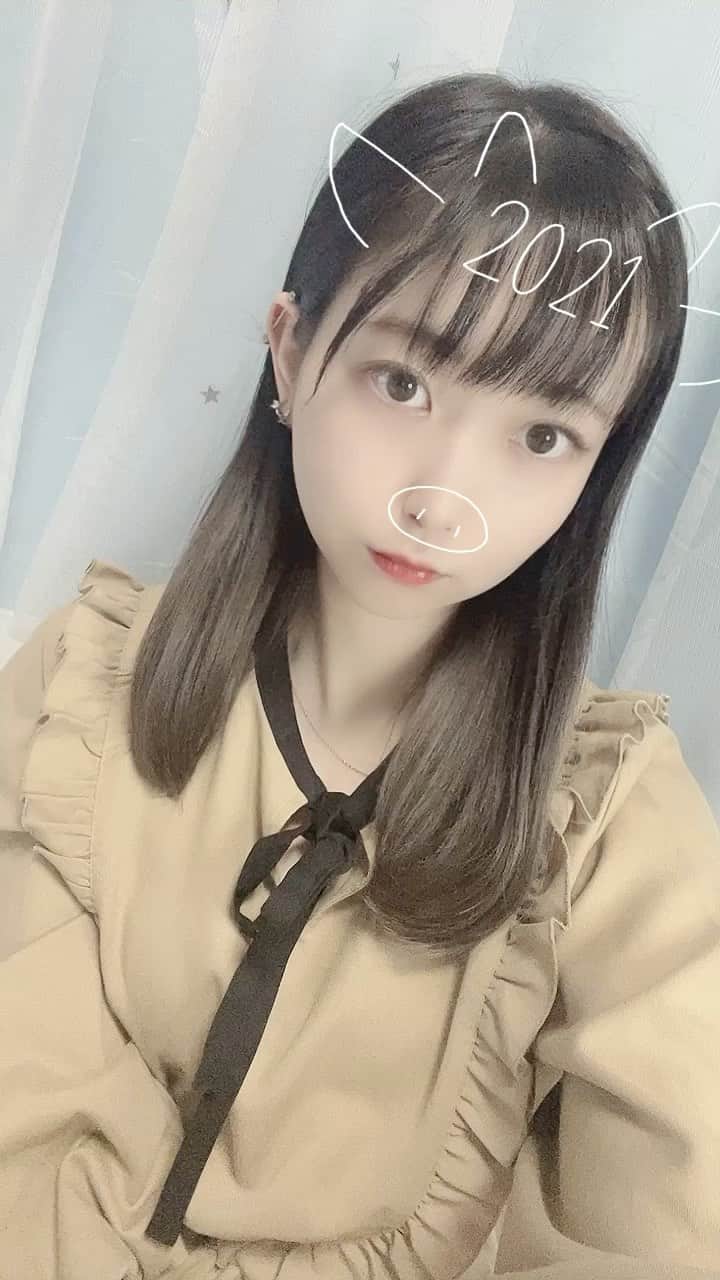 大崎菜々子のインスタグラム：「新年一発撮り！ あけましておめでとうございます🎍🌅🎍 今年もよろしくお願いいたします。  年女だよ！🐮🌱  #happynewyear #2021 #謹賀新年 #丑年 #年女 #女子大生 #fashiongram  #좋아요 #팔로우미 #오오티디  #패션  #패션스타그램 #followme  #lebeccaboutique #ワンピース #pleaselike #model #cosplayer #グラビア #l4l #fashion  #girl  #cute  #instagood  #makeup #cosmetics」