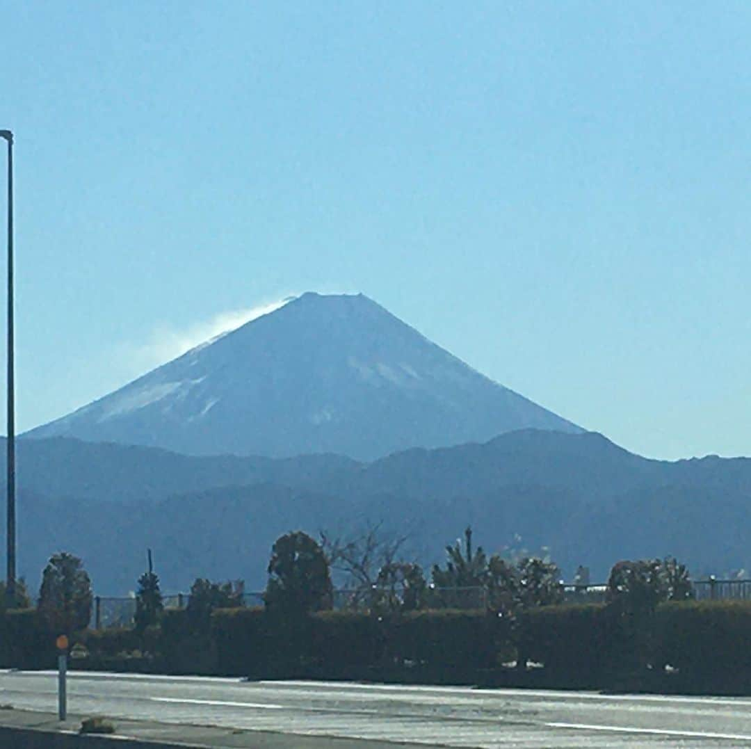 ティ・カトウさんのインスタグラム写真 - (ティ・カトウInstagram)「ティの山梨見聞録　その67 「2020年最後の富士山といつものメンバー」  ラスト富士山は晴れやかに スタートのメンバーも晴れやかでありました。  #ティの山梨見聞録 #富士山 #いつものメンバー」1月1日 1時13分 - tea_kato