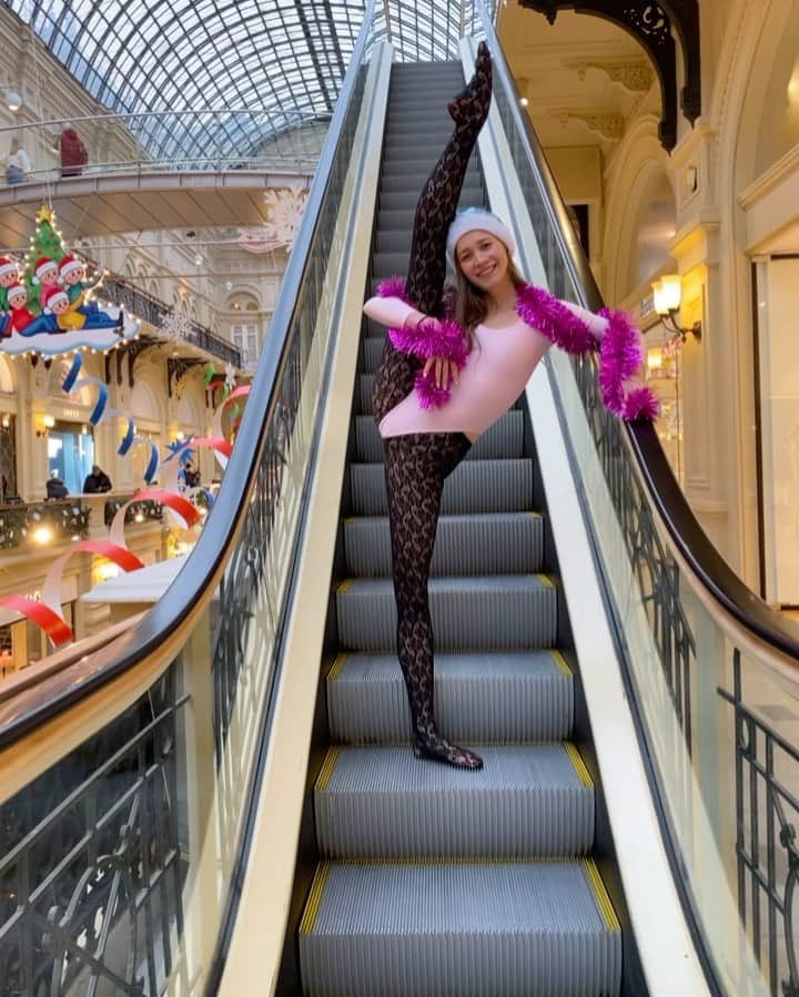 ウリアナ・ドンスコワのインスタグラム：「Поехала в Новый 2021 год наверх!  Потому что только наверх и только лучше!  С Новым Годом, Вас 🎄❤️🎁 Самых смелых реализаций.  Пусть никакие мечты не задерживаются, а исполняются в срочном порядке!   И здоровья всем! Здоровья! Здоровья!  Безковидного года всем нам 🙏  Happy New Year, my dears!  I wish you all the best! And none COVID year for all of us! I wish that we would be able to travel next year! Be happy, be healthy!  #НовыйГод #NewYear #2021」