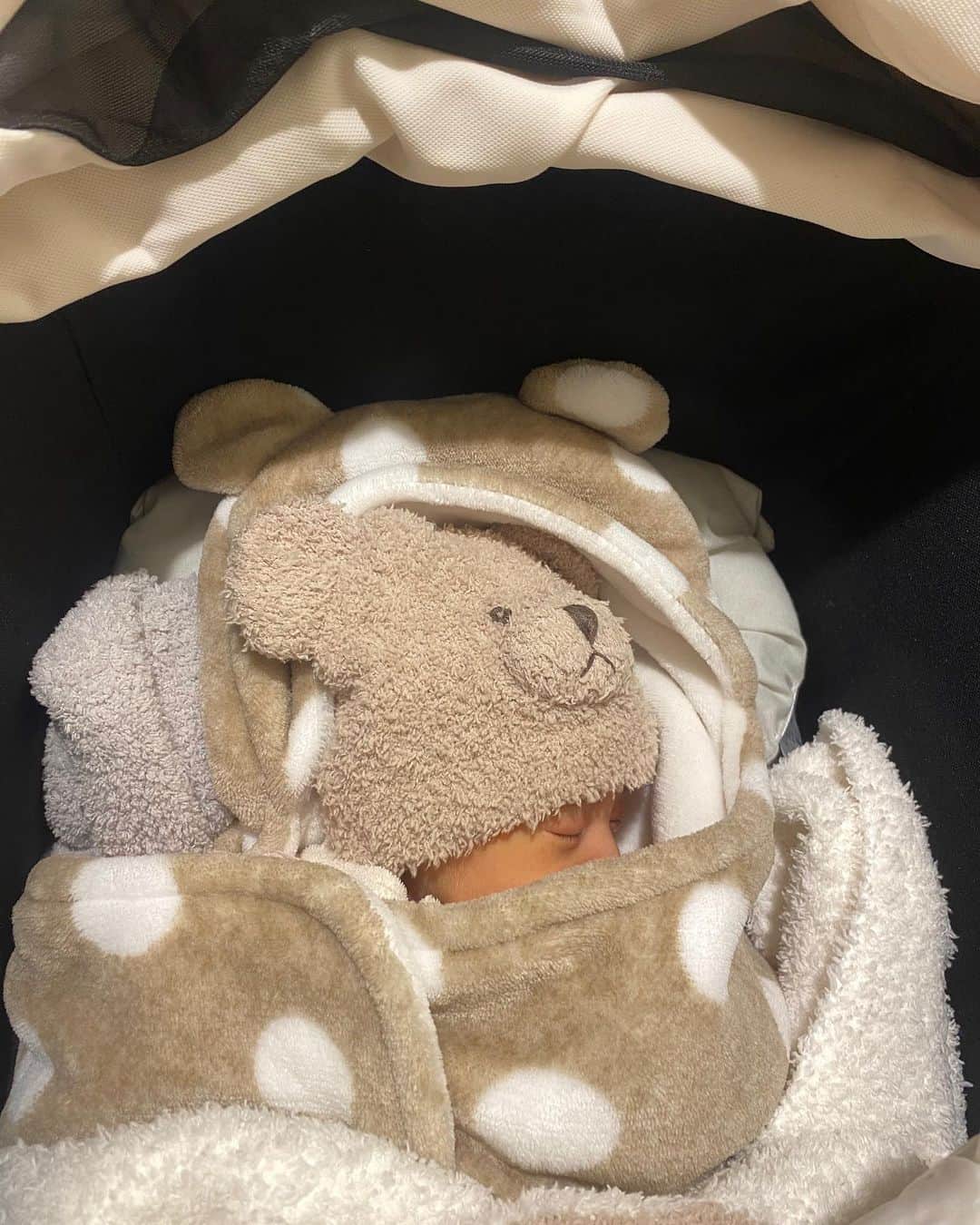 平木愛美のインスタグラム：「だいすき。🧸🧡🧡🧡  エコー写真の頃からいまのところ、パパ似？なbabyたん😎🤪  日々愛しい。 今までにないあらたな、日常。💞  今年はなんだか、年末気分もまったくなくって、本日が大晦日だなんてまだ不思議なかんじっ！  でも２０２０年は人生のなかで一番、たっっっくさんお祝いの言葉やあたたかい愛をいただいた年だったなぁ。 大切がより大切になり。 周りの優しさや感謝にも改めて気づけた年でした。  皆んなの愛でひたひたで、わたしはとろけておりました。  いつもあたたかく見守り応援くださる皆さん。ありがとうございます。✨✨✨  人生の新たなステージへの、一歩を踏み出したようなそんな年。  来年も宜しくお願い致します。」