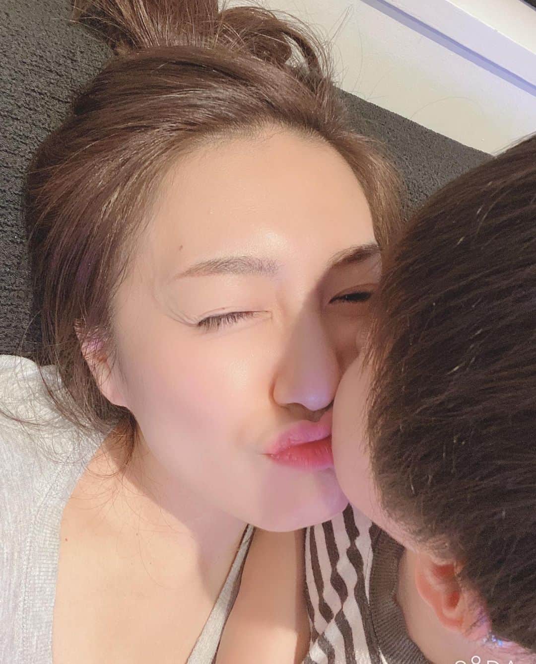 仁科仁美のインスタグラム：「もうすぐ2021年ですね♫ 少し早いですが、皆さん2021年が幸せな年でありますように…⭐︎ 良いお年を…⭐︎  世の中が本当に大変な2020年でしたね…。 つらい事がたくさんあった方もいらっしゃると思います。。。  いつもの当たり前の事がある幸せ、小さい事でも感じる幸せ、家族の笑顔、など、些細な幸せを噛み締める事の出来た2020年でもあったかなと私は思いました。  色々考える年でした。  来年が、世の中が明るく幸せがたくさん訪れる年になる事を願って…⭐︎  #2020年　#2021年　#happynewyear #あけましておめでとうございます」