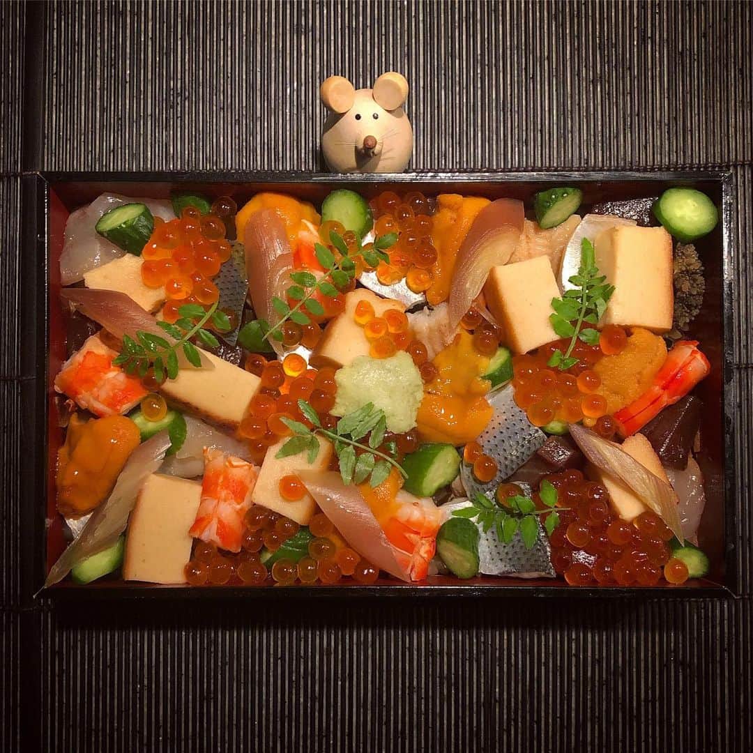 榊山敬代のインスタグラム：「🎍🍣…  ・ ネズミちゃんとの思い出も のこりわずかということで  忘れないうちに記録の巻 🐹急いでUPチュ〜💨  年末の最後は芸術的な チラシ寿司頂きまして  ありがたく鑑賞しながら 今年を振りかえります会  アワビやウニやイクラの デコレーションとともに  シャリは赤酢にてそれぞれのネタとの バランスはやさしくて食べきりました  ひとつひとつの食材には 集中力が宿っていて感動  ものづくりの心得を学ばせて頂きました 　 今年は頂き物が多い年でしたけど 食材のカミサマにありがとうの時  来年もおうちごはんを極めながらも 食材の魅力を学びたいなと興味津々 ・ ・ #鮨　　　 #sushi #よしたけ #cookingathome  #ミシュラン #Michelin ・ ・ ・ #いくら #あわび #鮑 #鯛 #Redsnapper  #Scallop  #鮪 #tuna #ご馳走 #夕食 #夜食 #dinner #おうちごはん  #おつまみ #healthy #food #seafood #osashimi #お刺身  #antipasto #artist #kitchen #日本画家 の #cooking」