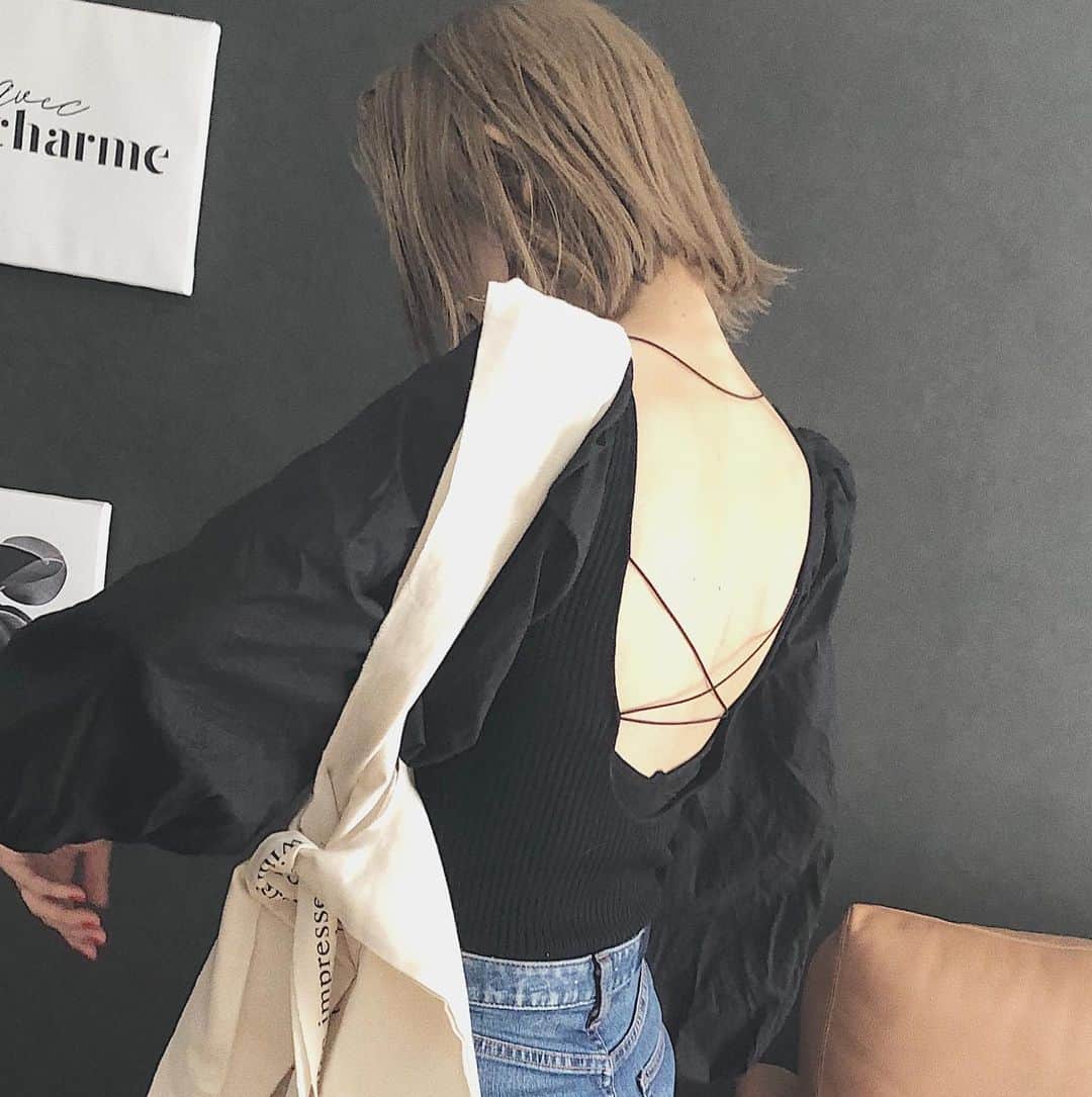 のインスタグラム：「* * *  美容師ができて、 家族と笑って、 仲間と笑えて、  充分幸せだった　💋  私を支えるすべての方に 感謝です  🌹  #2020 #大晦日」
