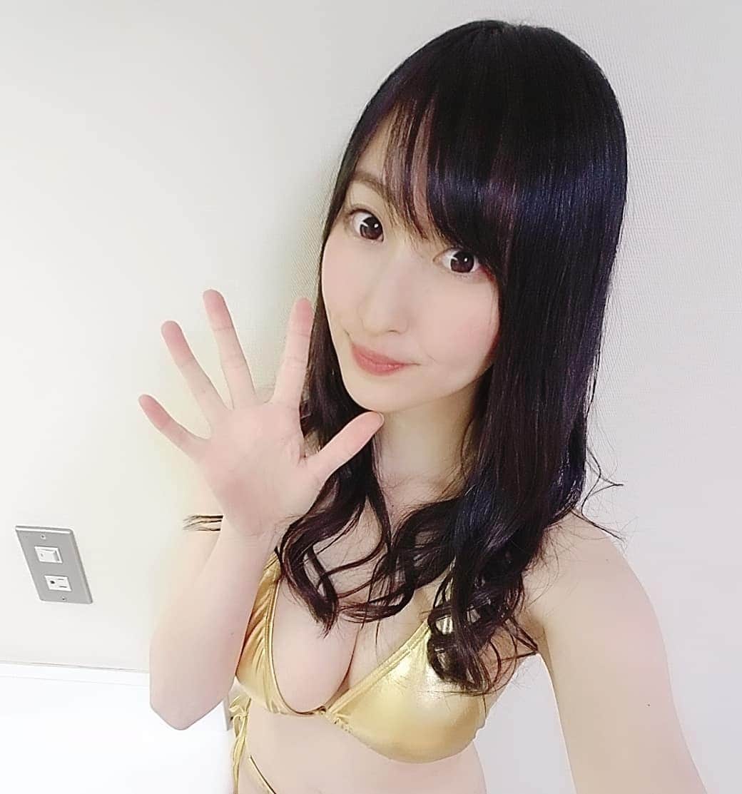 のインスタグラム：「今年もお仕事納めはわれポンでした🌟  今年もたくさんお世話になりありがとうございました😊✨今年は本当に皆にとって大変な一年でしたが、当たり前が当たり前じゃないんだと改めて大切な事に気付けた一年でした。2021年は、みなさんにとって飛躍の良い一年になりますように😊🌟来年もよろしくお願いします✨✨」