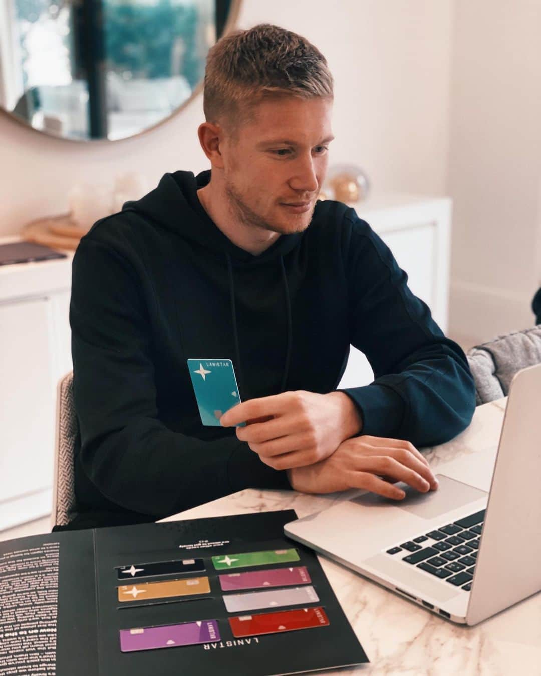 ケヴィン・デ・ブライネのインスタグラム：「The Lanistar Chrome X payment cards are amazing. Pre-register now for 2021: https://lanistar.link/kevindebruyne @lanistar #ad」