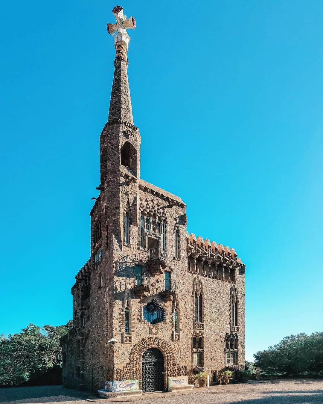 Nicanor Garcíaのインスタグラム：「Old new times : Viejos nuevos tiempos #nicanorgarcia @travelarchitectures  La Torre Bellesguard es una de las obras más desconocidad de Gaudí, con un estilo entre gótico y modernista. Ha sido habitada hasta hace poco y se construyó al mismo tiempo que la Casa Batlló. Fotos tomadas con el #HuaweiP40ProPlus Feliz Año entrada de año!  The Bellesguard house is one of Gaudí's least known works, with a style between Gothic and Modernist. It was occupied until recently and was built at the same time as the Casa Batlló. #ConectadosConHuawei #GeneracionHuawei Photos taken with Huawei P40 Pro+ Happy New Year!」