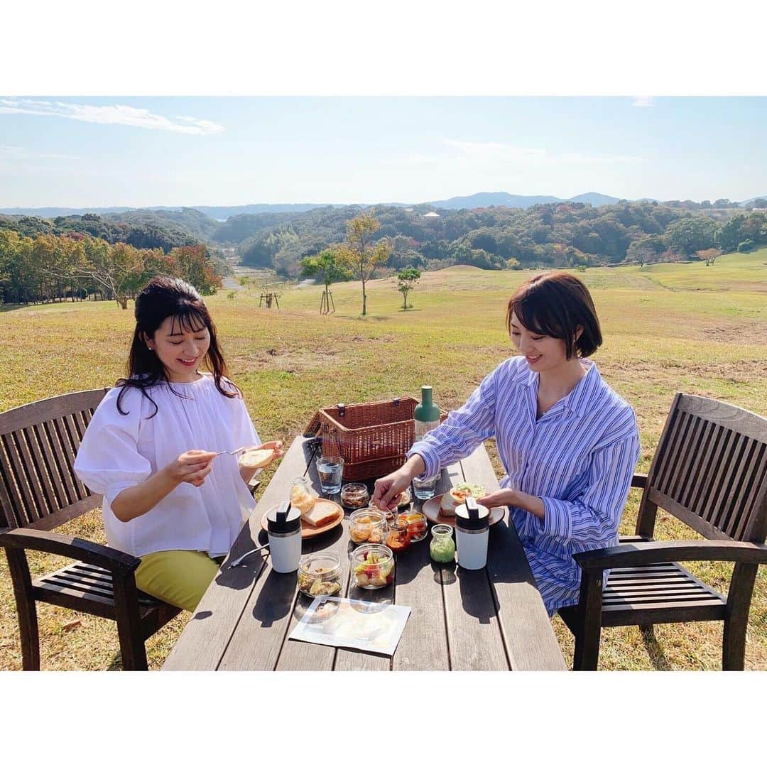 佐々木瞳さんのインスタグラム写真 - (佐々木瞳Instagram)「【キラキラがいっぱい💖NEMU RESORT】 ・ 駆け込み投稿🙇‍♀️ 今年後半に、伊勢志摩アンバサダーのななみちゃんと @nemu_resort でお仕事✨ ・ NEMU RESORTは女子がきゅんきゅんするポイントがたくさん💕 この日は、快晴でピクニック日和☀️可愛いランチボックスでテンションもさらにアップ❤️ ・ ランチで頂いたNEMURESORTのカレーもめちゃうまっ❤️ ・ 海を眺めながら、沈む夕日もロマンチックでした🥺✨ ・ 夜は炎を観ながらまったり😍マシュマロも焼いて🤤 そして、綺麗な星空を眺めて🌌✨ 大満足な女子旅でした❤️ ※撮影以外、マスクなど感染防止対策はしています。 #nenuresort #女子旅 #三重県志摩市 #たびじょ #ちいきぐらむ #たびすたぐらむ」12月31日 23時40分 - hitomihappygirl1026