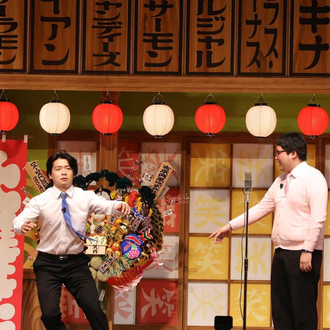 steady.のインスタグラム：「【ライブレポート】  昨日12月30日に、  吉本興業所属の芸人による、  東京 ガーデンシアター(有明)にて2020年最大級のお笑いイベント「YOSHIMOTO presents DAIBAKUSHOW 2020」が開催されました。  舞台ならではの臨場感あるネタを、東西の人気芸人たちが披露。会場は終始爆笑に包まれました。  その中から一部、写真を公開！  Mー1グランプリ2020王者 #マヂカルラブリー の決勝ネタ 電車で吊革に捕まらないようにしている瞬間の野田クリスタルさんです。  今回のシークレットゲスト、ピン芸人同士のユニットで、M-120201準優勝、 #おいでやすこが   決勝常連、 #見取り図 や、＃アキナ  など、M-1グランプリ2020を盛り上げたコンビを始め、  KOC決勝常連、大宮ラクーンよしもと劇場の大宮セブンメンバーでもある #GAG  2014年KOC王者で、ドラマでも大活躍、 #シソンヌ  M-1グランプリ3年連続準優勝、演技力の高い漫才に誰もが引き込まれる #和牛  2020年大ブレイクの #アインシュタイン  単独ライブのチケットは即完売、#空気階段  追って、トークセッション部分のレポートもUPしますのでお楽しみに！  ※本イベントは、新型コロナウイルス感染予防対策を徹底のもと開催され、撮影の際もソーシャルディスタンスを守り行っております。  #雑誌ステディ #steady #ライブレポート   #お笑い #お笑い芸人  #漫才　 #芸人 #お笑い好きな人と繋がりたい  #お笑い好き #お笑い芸人好きな人と繋がりたい #コント #コント好き  photo by @pandaponponpon」