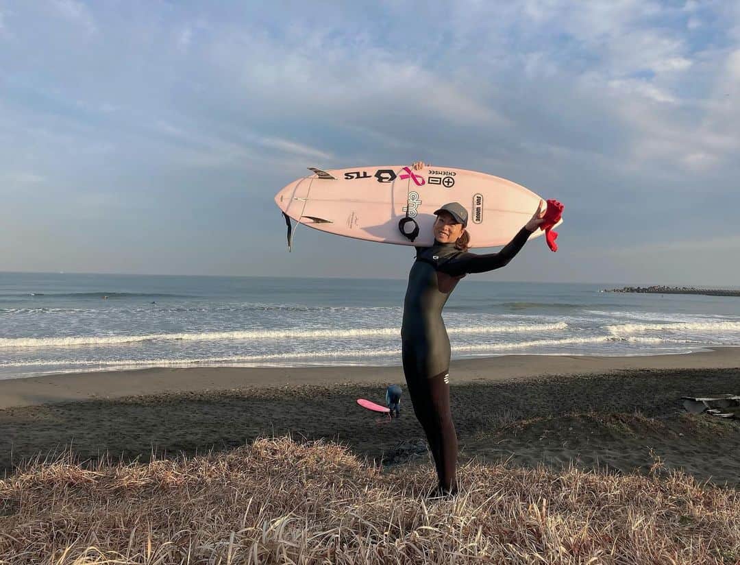 岡部亜紀のインスタグラム：「2020今年もありがとうございました🙏🏽💕　大変な一年でしたが来年は、皆さんにとって笑顔いっぱいの年になりますように😊  #大晦日 #乗り納め #surfing  #surfergirl  #波乗り #波乗り女子 #サンライズポイント」