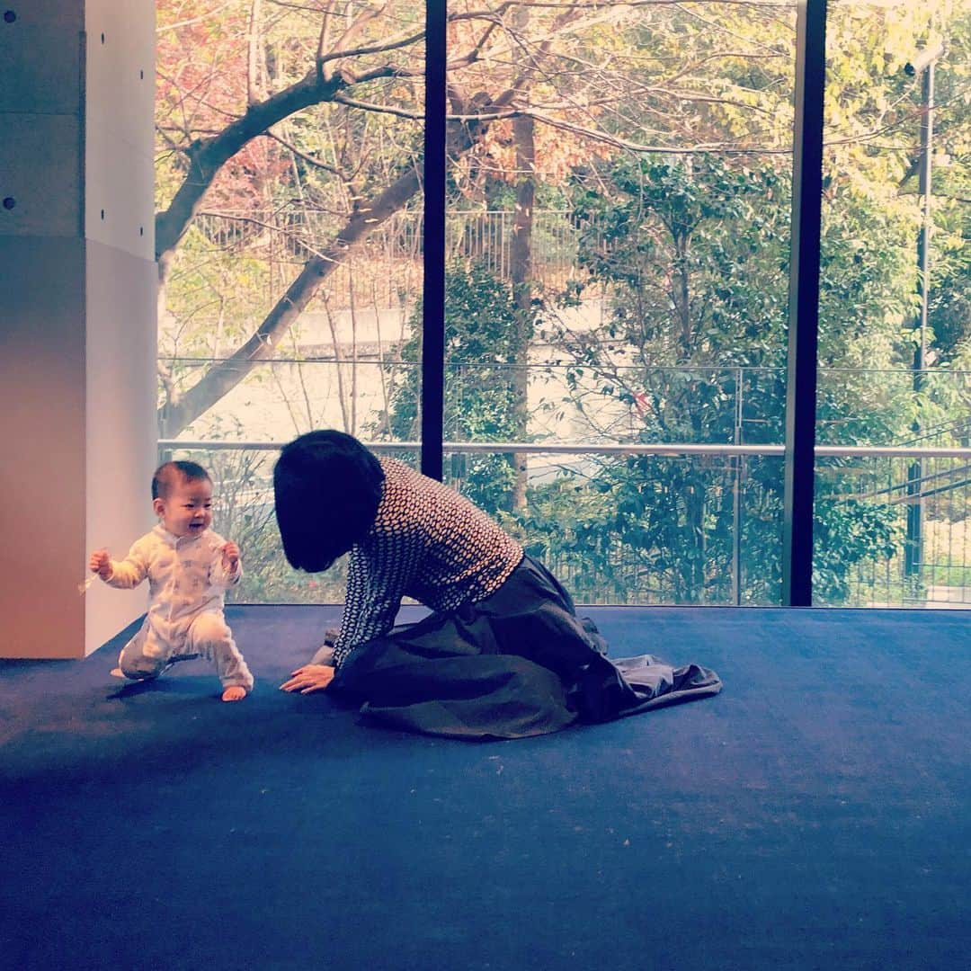 肘井美佳さんのインスタグラム写真 - (肘井美佳Instagram)「Now I know how a mother loves her child...  2020年が終わろうとしています。 今年も本当にありがとうございました。  私にとっては、 家族の存在に 心から感謝した年になりました。  皆さま 健やかな新年をお迎えくださいませ。 2021年も、よろしくお願いいたします。  #thankyou  #ありがとうございました #厳かに過ごしております #子供への愛に、母親の愛をみる」12月31日 23時43分 - mikahijii