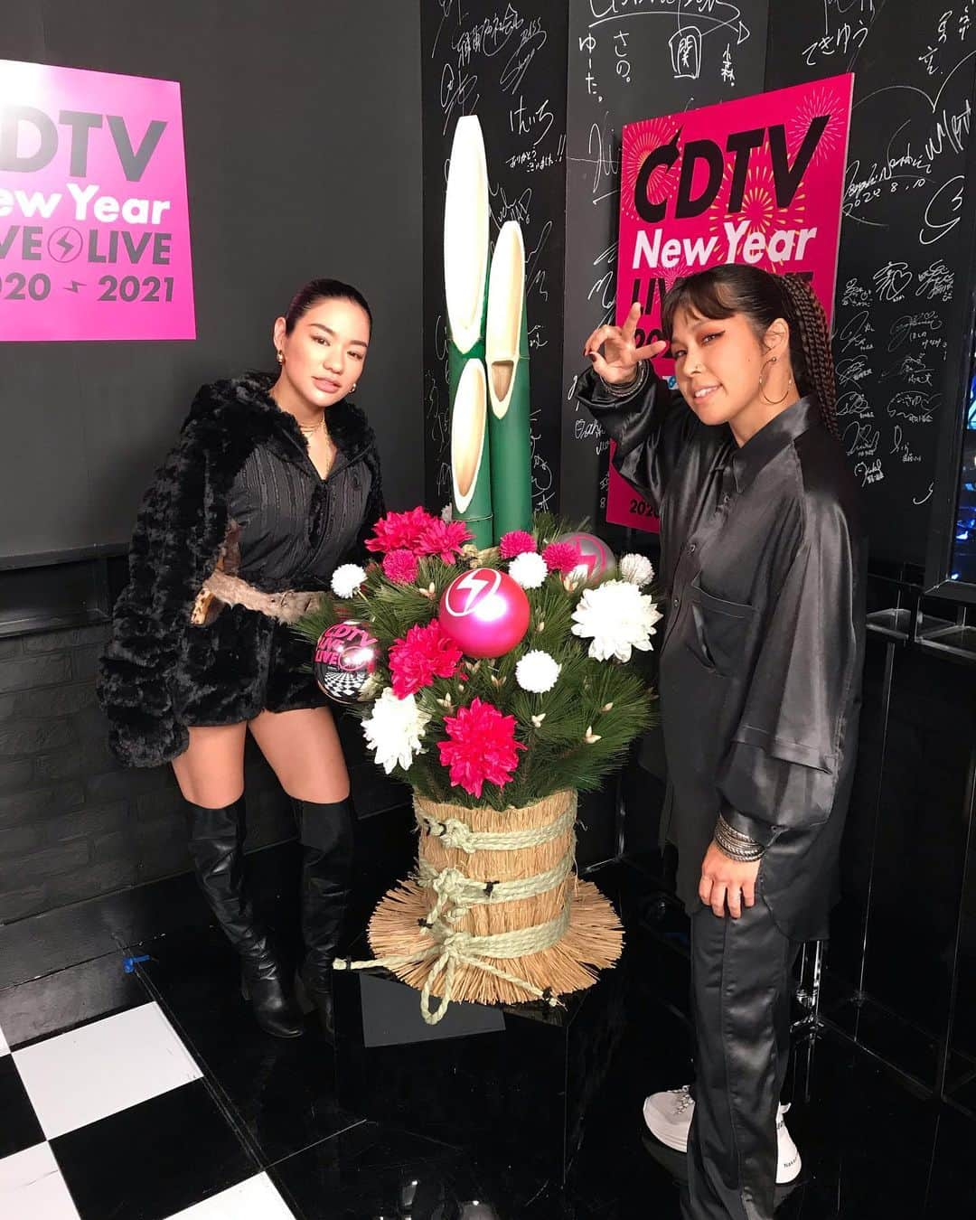 AIさんのインスタグラム写真 - (AIInstagram)「Have a safe n happy new year🤍🤍🤍  まもなく #cdtv年越しライブ 放送 & New Year Rock Festival生配信🔥🔥🔥  @awich098 @djhirakatsu @kingofswag143 @dadeeninja @yuseidblast @yoshikidb @taikibud @cdtv.tbs6   @hirotherisingsun」12月31日 23時43分 - officialai