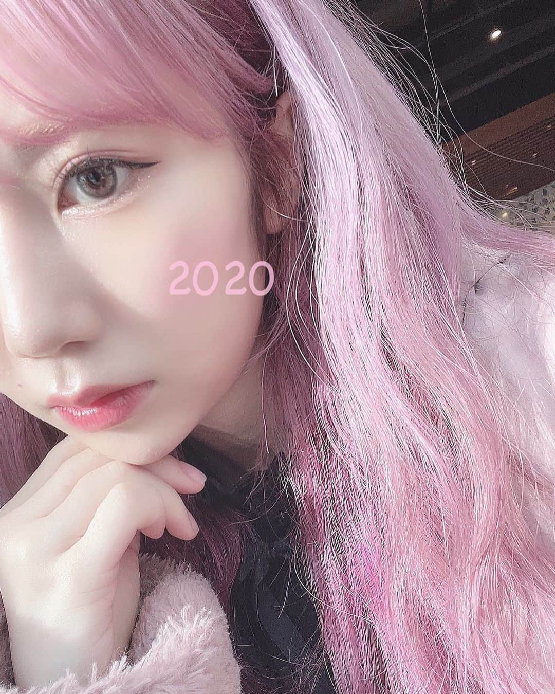 上野遥さんのインスタグラム写真 - (上野遥Instagram)「2020 馴れてしまっていたけど、 髪を染めたの今年でしたね〜＾＾ ・ 改めて今年もありがとうございました🤍 皆さんのおかげで私は今もここにいます。  大変な一年を過ごしてきたけど、 そんな年を越せる私たちは いつもより頑張りましたね。 みんなえらいえらい。 来年はもっともっと笑おうね。  それでは、良いお年を💫」12月31日 23時44分 - harutan.pink