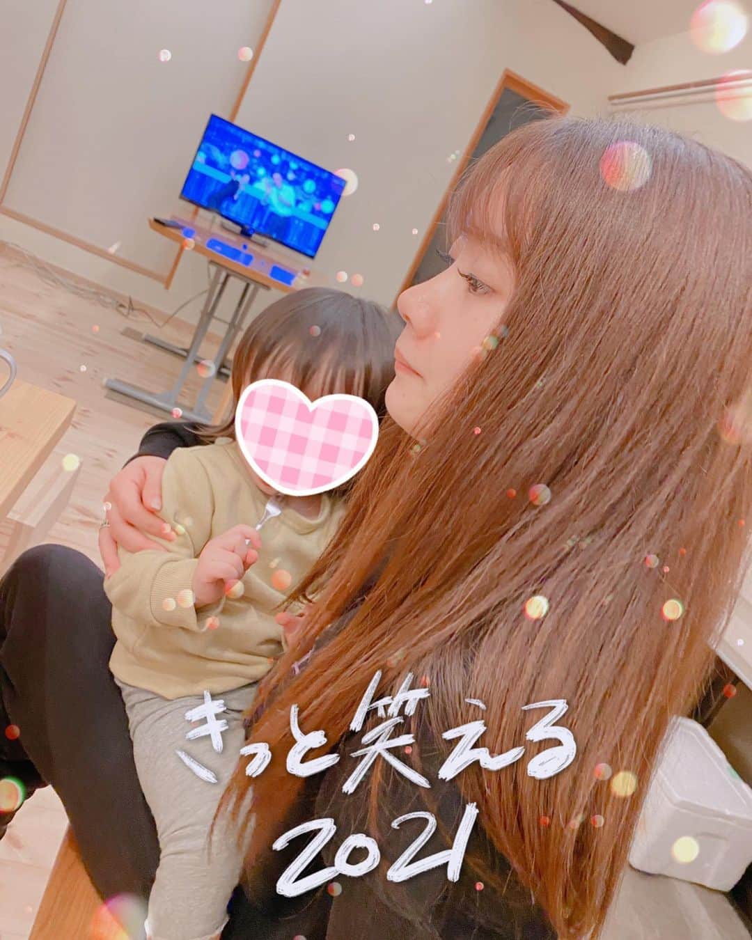 畠中清羅 のインスタグラム：「_  お風呂上がりのスッピンを旦那さんに パチリとされた写真。これしかなかった🤣  少し一年を振り返ってみよう  2020年は色々なことに気付かされて 変化のある年でした。  誰もが想像もしていない1年になって 中々思う様にいかないそんな1年でもあったかな。  だけどそれと同時にステイホーム期間で 自分との向き合う時間も持てたし 家族の大切さに改めて気付いたそんな一年。  2021年は皆さんにとって幸せに過ごせる1年になりますように。  皆様良いお年を〜🌄」
