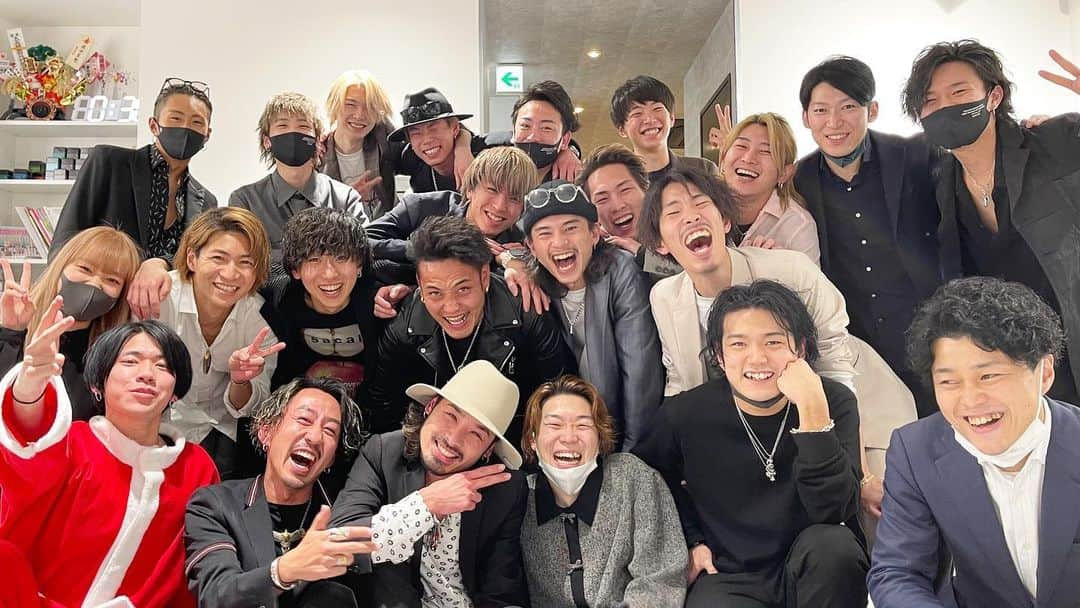 中村トメ吉のインスタグラム：「2020年最高の仕事納め😆﻿ ﻿ 今年もめちゃくちゃ大変お世話になりました🙇‍♂️‼️﻿ ﻿ こうやって渋谷店、名古屋店、バックオフィス共に﻿ 仲間みんなが激動の日々を過ごし、悔しさや未熟さを感じながらも前向きに、笑顔で楽しくいれる事は関わる全ての方々のお陰です‼️﻿ ﻿ 心から感謝致します‼️﻿ ﻿ 今年は﻿ ﻿ 最高の1年だったけど﻿ 最低の1年でもあって﻿ ﻿ 最高の仲間だけど﻿ クソみたい腹立つ仲間達で﻿ ﻿ 可能性に溢れてるけど﻿ 未熟すぎる会社と感じて﻿ ﻿ みんな笑顔で元気だけど﻿ 死ぬほど悩んで苦労してて﻿ ﻿ ワクワクしまくったけど﻿ めちゃくちゃ不安だった時もあって﻿ ﻿ 偉そうな事言ってるけど﻿ 本当は自信無かったりして﻿ ﻿ めちゃくちゃ楽しかったけど﻿ めちゃくちゃ大変だった﻿ ﻿ そんな両極端な振り幅でかい一年でした😆﻿ ﻿ リアルな人生生きてんなぁーって思えたし﻿ サバイバル精神じゃないけど﻿ 逆に本質を試されるし、﻿ 潜在能力が出そうで燃えちゃうなみたいな年🔥﻿ ﻿ 自分自身の成長を感じ、【選択と決断】に胸を張って誇れる年になりました💪﻿ ﻿ 改めて初心の﻿ 【感謝、謙虚さ、素直さ】﻿ が大切だと感じると共に、﻿ 一つ一つ目の前の小さな事を積み上げて﻿ 新しい景色に出会っていきたいと思います😆﻿ ﻿ 忘年会で全員と約束した﻿ 来年は0スタート。﻿ 全ての成功や評価を捨てて﻿ 0からスタートします🔥﻿ ﻿ 来年も沢山ご迷惑をおかけすると思いますが最愛の仲間とお客様をGOALDを宜しくお願い致します🙇‍♂️﻿ ﻿ 皆さま良いお年をお迎えください😆  #GOALD #2020 #終了 #良いお年を❤️」