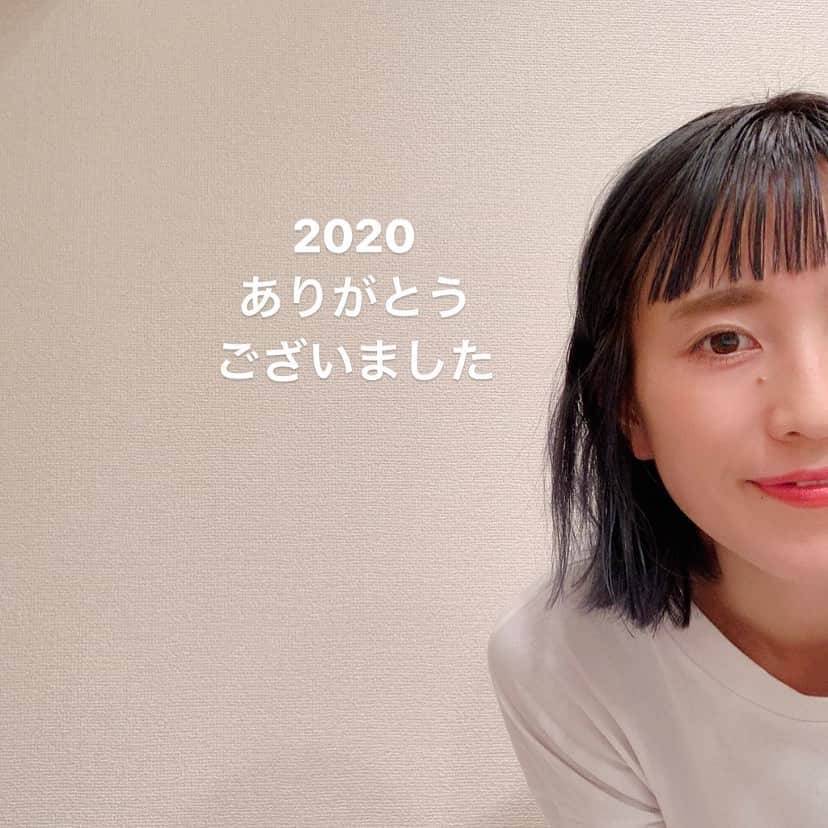 小松美緒のインスタグラム：「2020年、　　 周りにいるサロンの仲間、　 家族、友達、お客様、　 みんなすごくそれぞれ頑張っていて　 素敵で　 刺激をくれる方達ばかりで、　 その中で自分も 美容師としても、　 母としても、　 ひとりの人間としても　 まだまだ足りないところ、　 目指せるところ、　 反省もこれからの目標も　 前向きに考えられる年になりました。　  サポートしてくれる、見守ってくれる　 周りの方々に本当に感謝しております。　  来年はたくさんの目標をポジティブに　 すすんでいける年に。　  そして毎日を全力で　 楽しめるように。　  2021年、　 楽しみましょうっ✨　  来年もよろしくお願いします。　  小松　美緒」