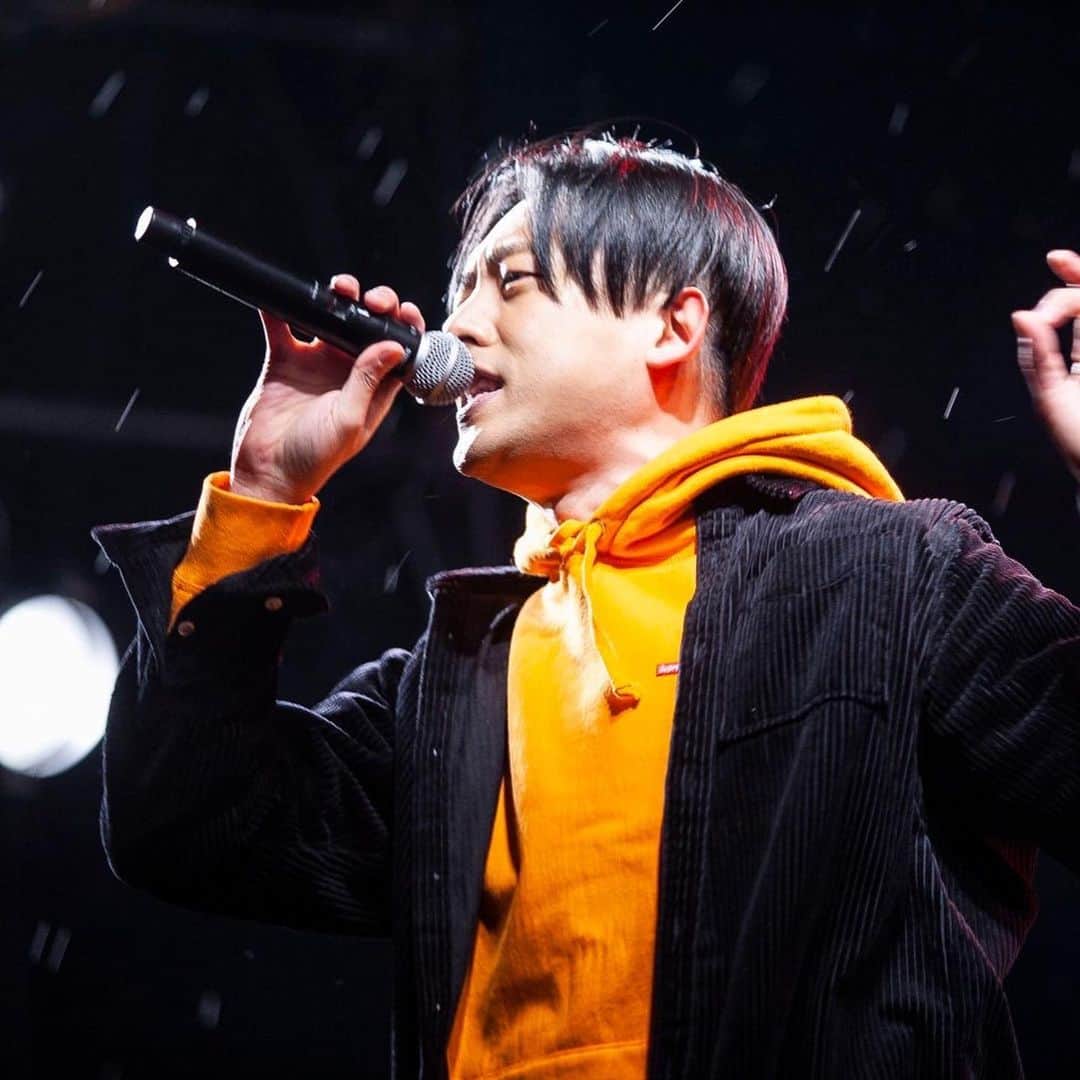 KEN THE 390のインスタグラム：「2020年ありがとうございました！ 最後のライブも無事終わりました🔥  BEST盤やシングルのリリースを始め、楽曲提供や舞台/映像作品の音楽監修など、振り返ってみれば今年もたくさん曲を作りました🙌  2021年はアルバムリリース＆2月にビルボード横浜ライブ！  来年もよろしくお願いします！ #kenthe390」