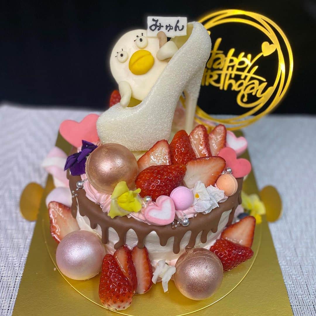 のインスタグラム：「一年ぶりのお誕生日🤗(それはそう) なんか今年はちょっと特別がよくて、わがまま言ったらこんなに素敵で可愛いケーキが😭  イベントもケーキも全部含めてとっても幸せな一日でした🥰  最後の写真はちょっと匂わせ() 実はケーキふたつだったんだ もうひとつは推しのイラストが乗ったケーキ イベントのときにもらったケーキ合わせたらみっつだ🥱  #バースデーケーキ #エリザベスケーキ #銀魂ケーキ」